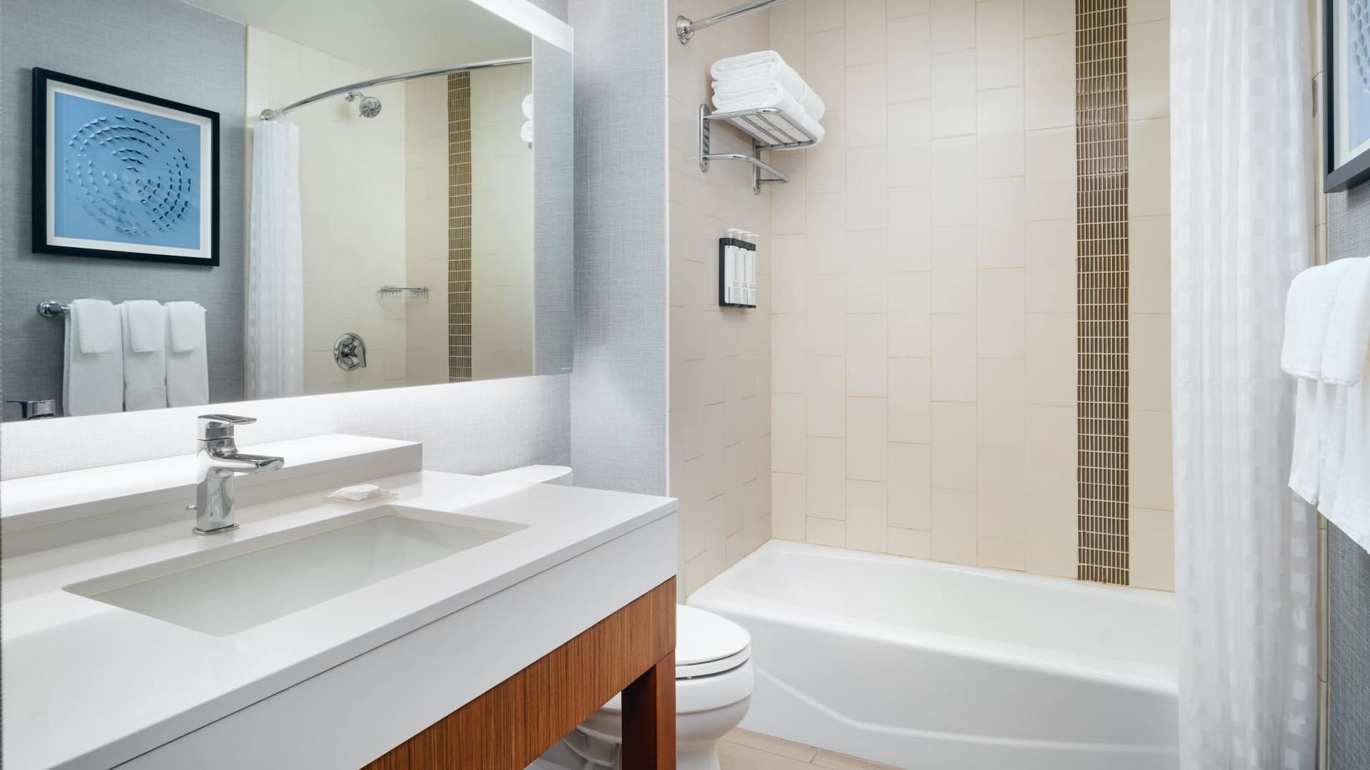 3 de 4 Hyatt Place Canton Bathroom With Bathtub