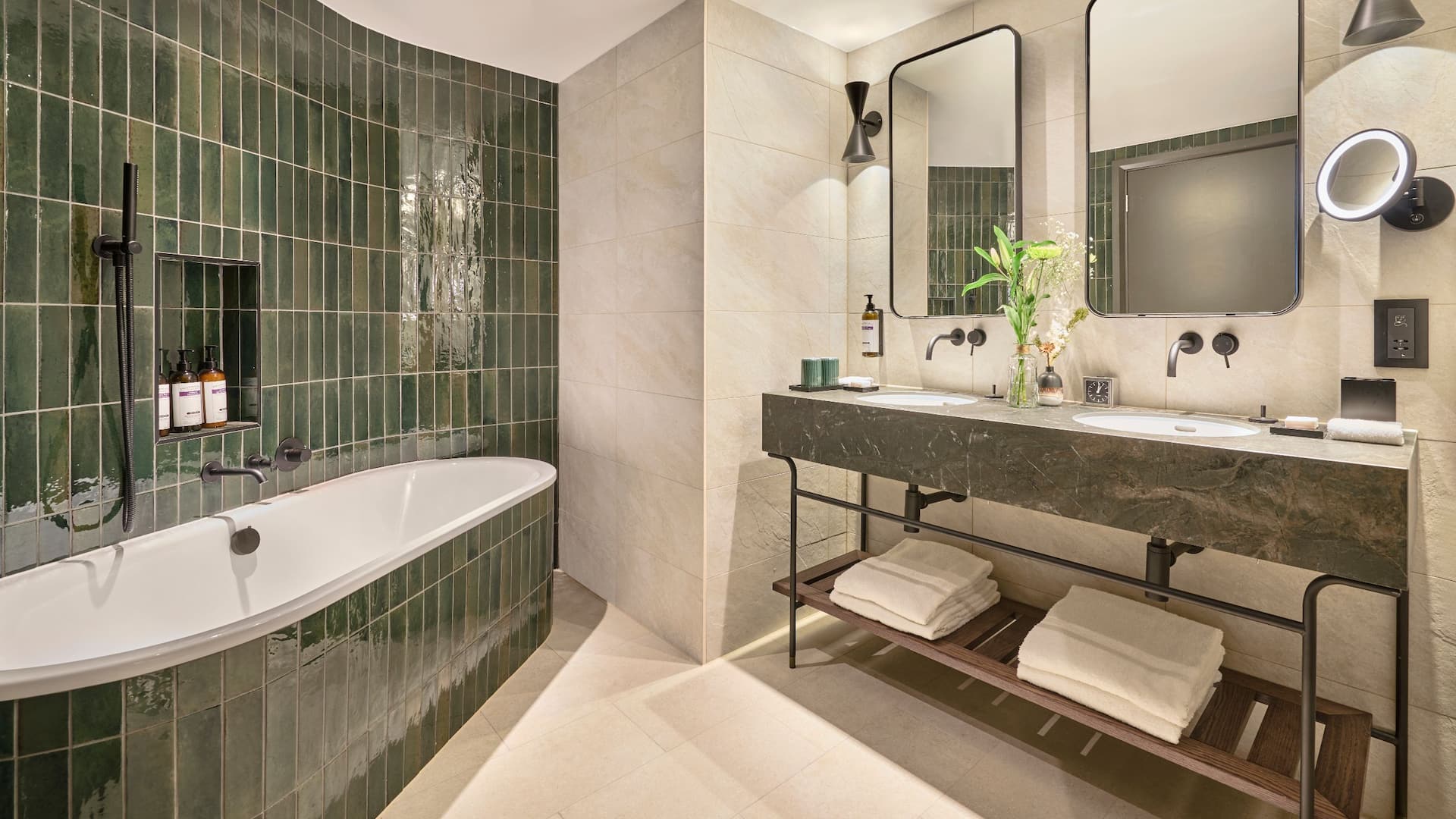3 из 9 Hyatt Regency London Blackfriars Presidential Suite Bathroom