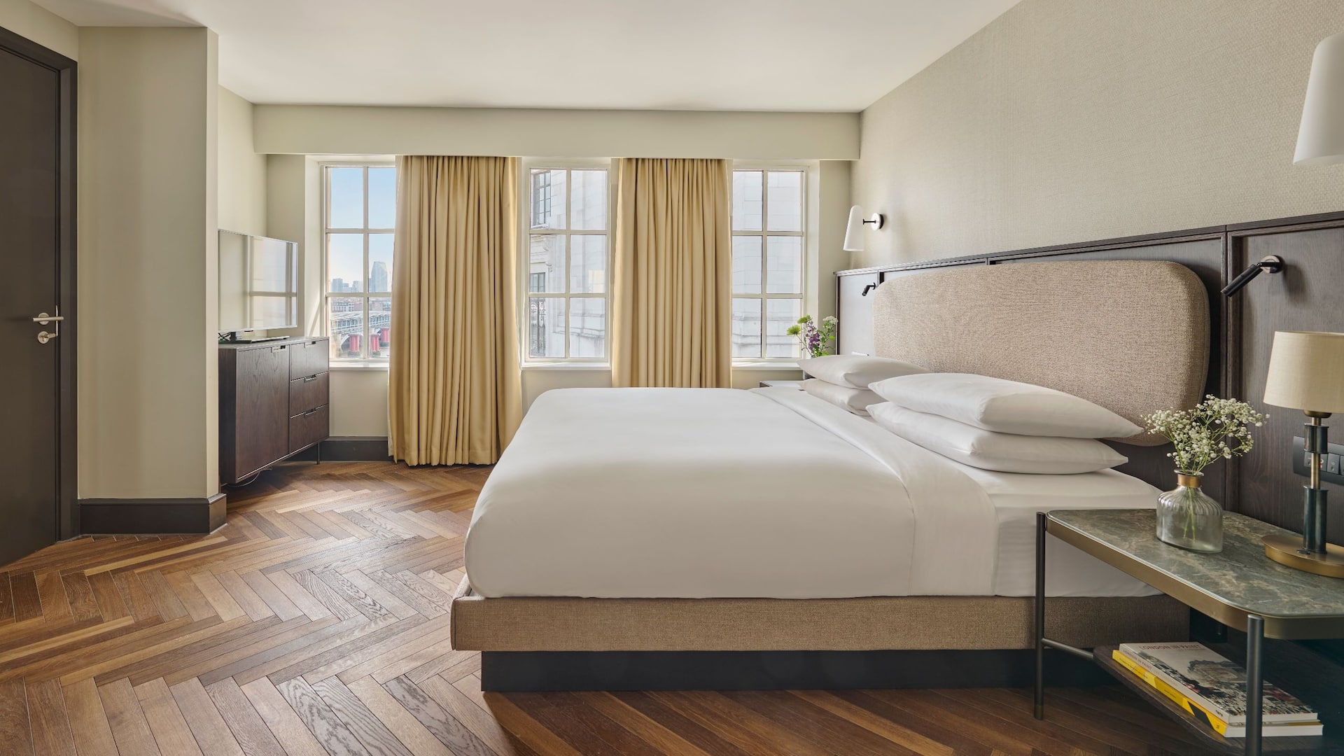 2 из 9 Hyatt Regency London Blackfriars Presidential Suite Bedroom Bed
