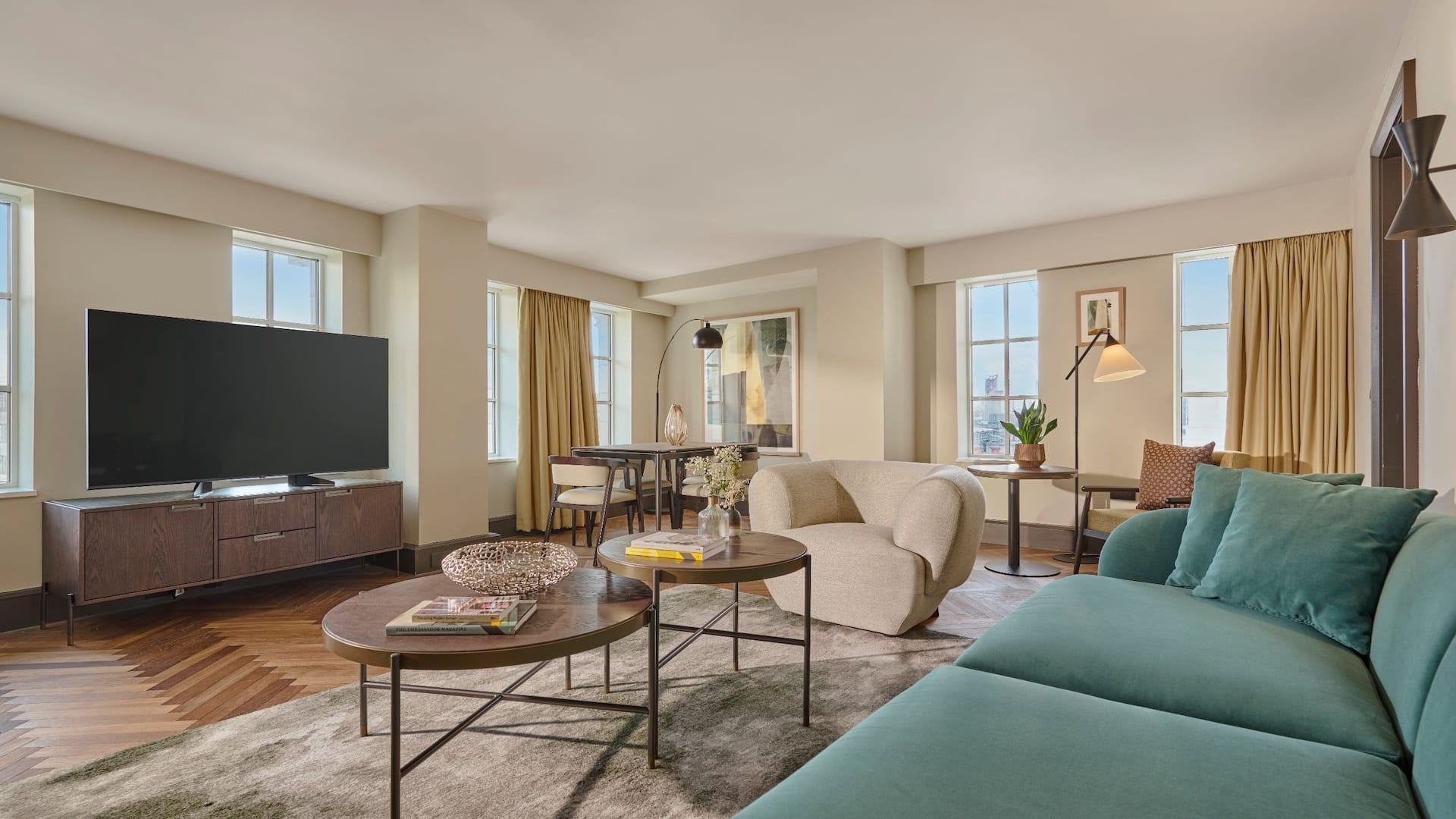 This 70 square metre suite boasts a corner view of the City of London. The separate living area featuring a dining table and a comfortable sofa area and a UHDTV.