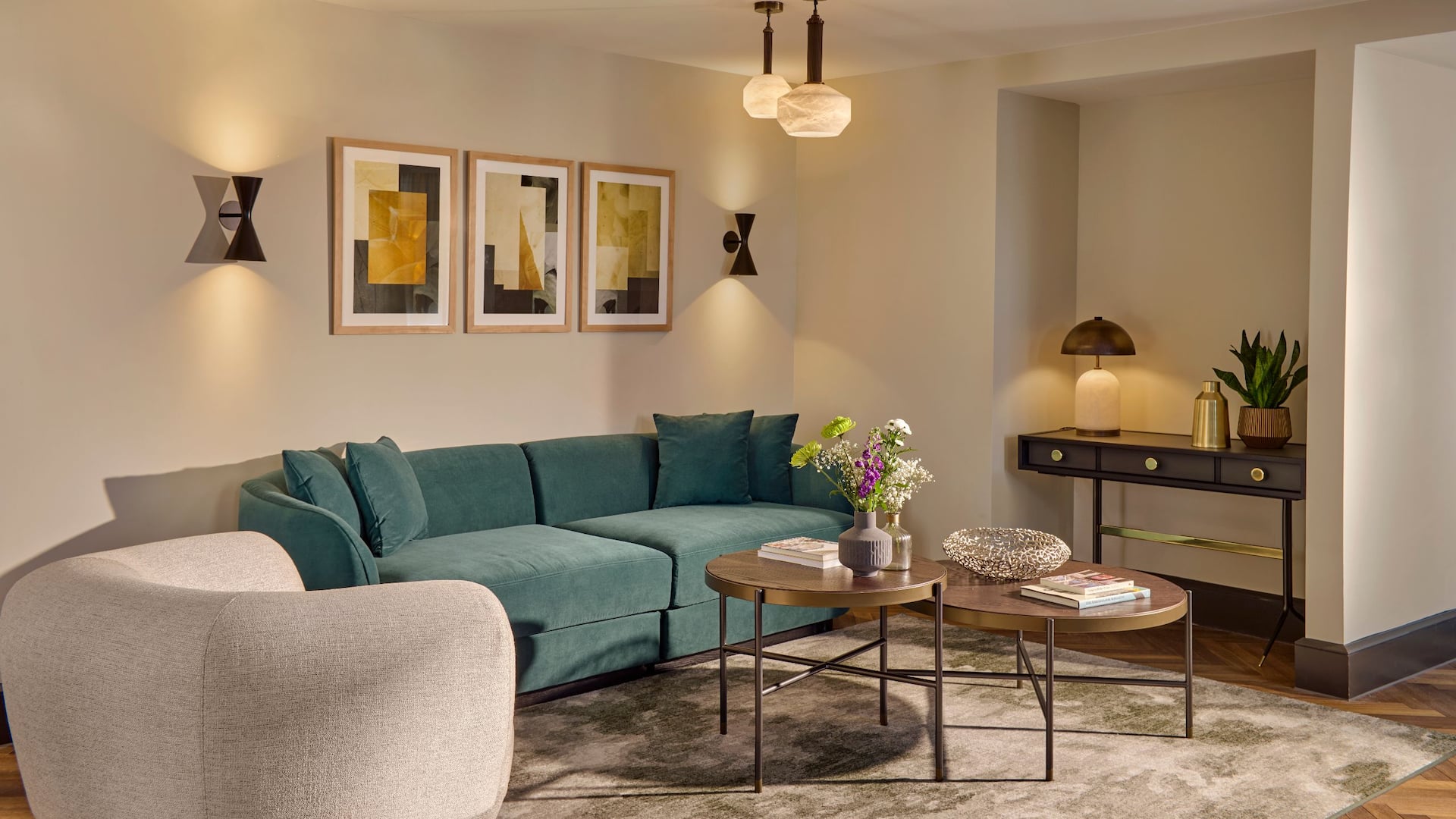6 из 9 Hyatt Regency London Blackfriars Presidential Suite Living Room Sofa