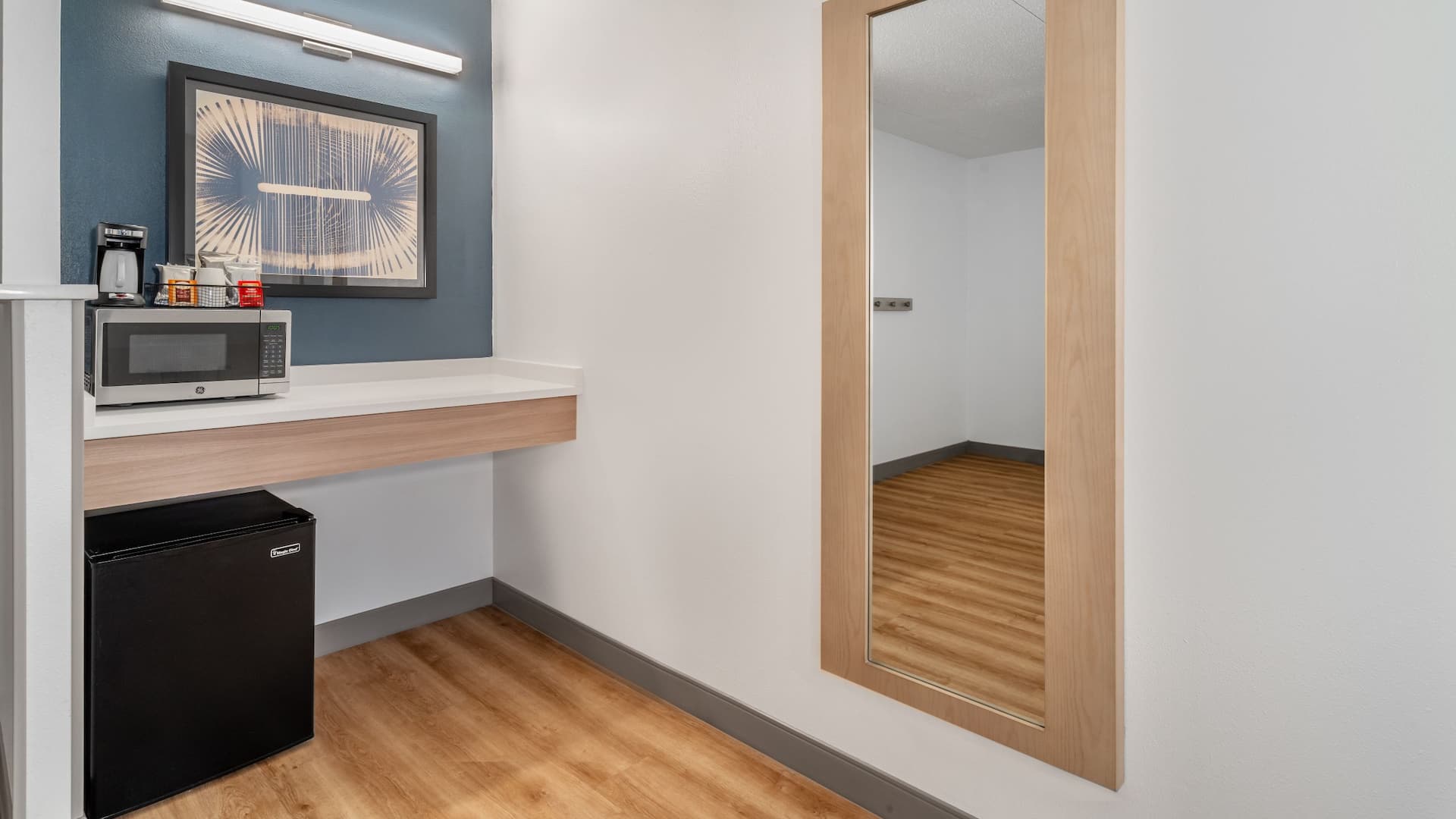 Hyatt Place Mystic Guestroom Accessible Microwave Minifridge