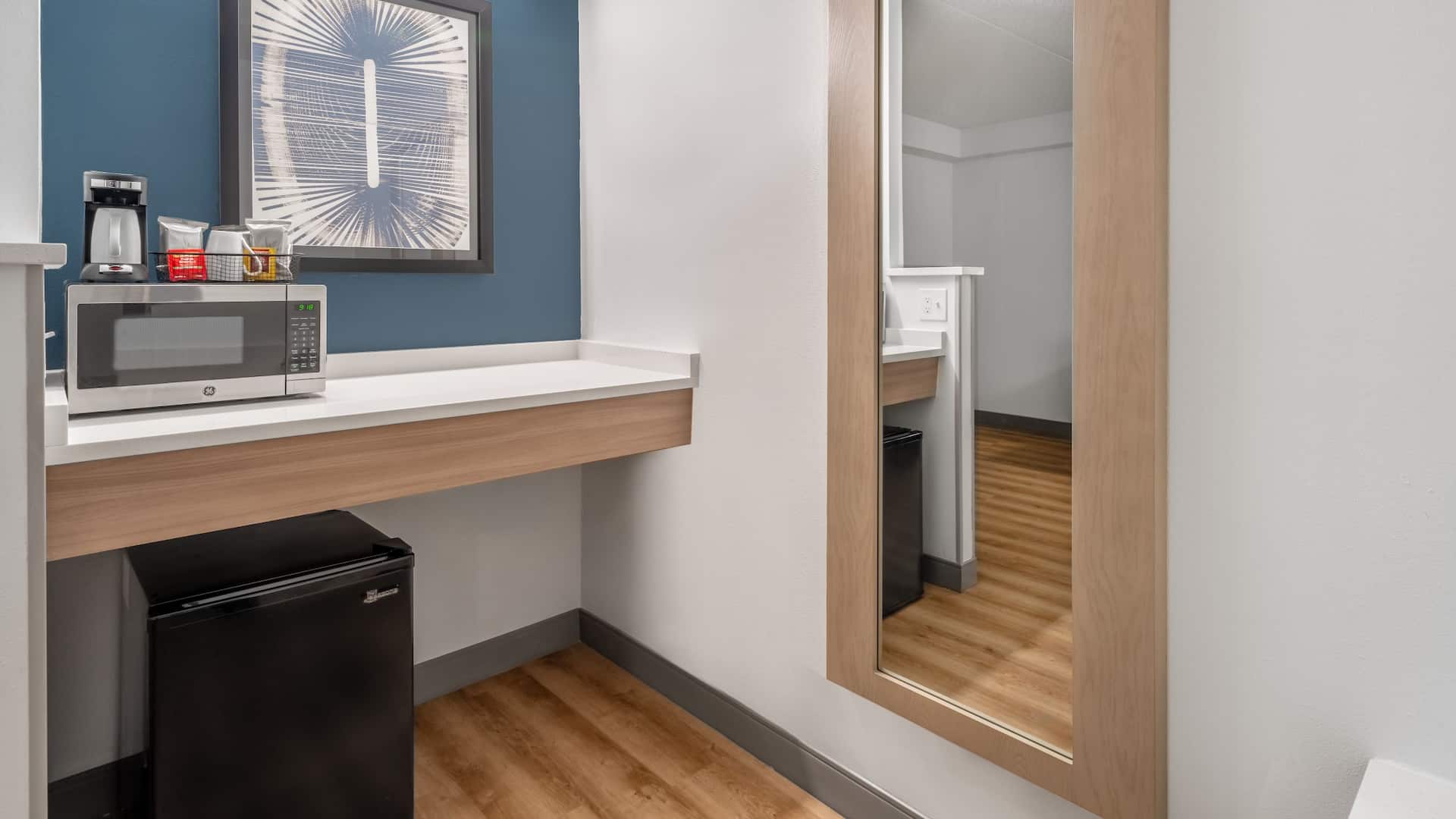 Hyatt Place Mystic Guestroom Accessible Microwave Minifridge