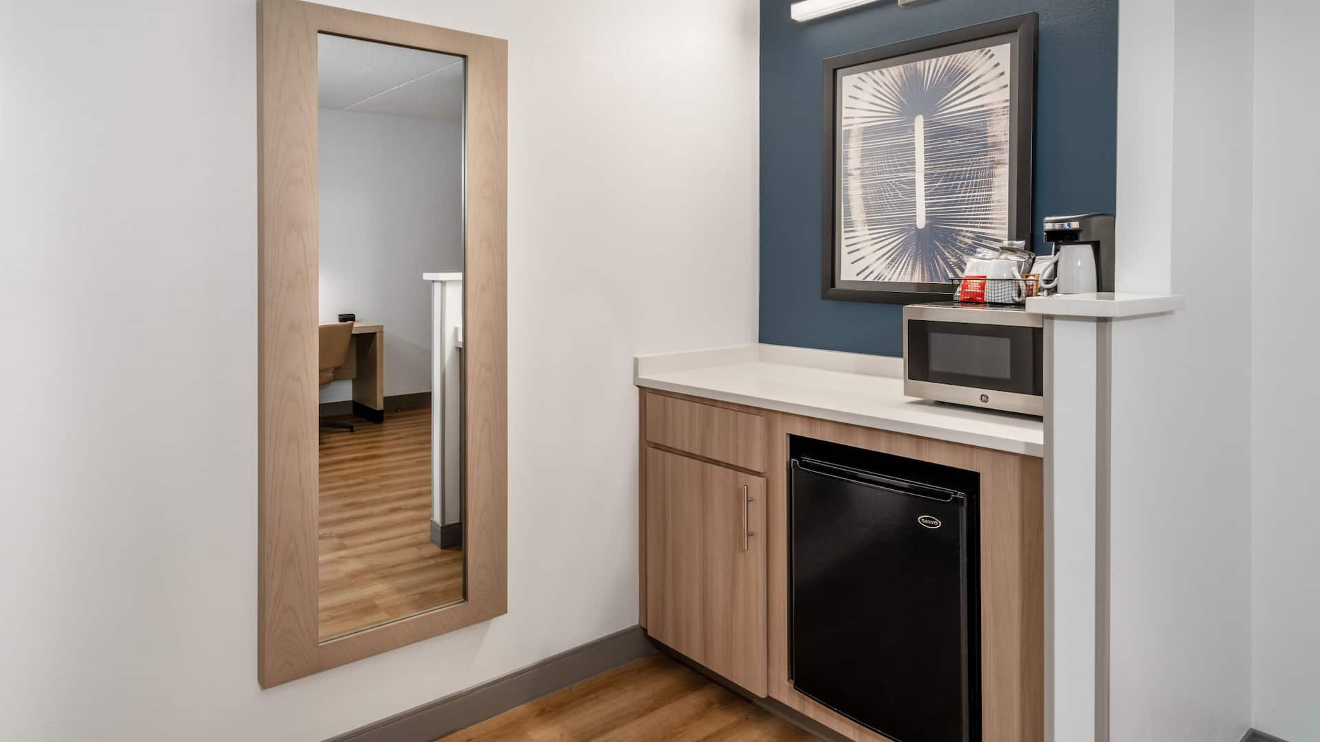 Hyatt Place Mystic Guestroom King Microwave Minifridge