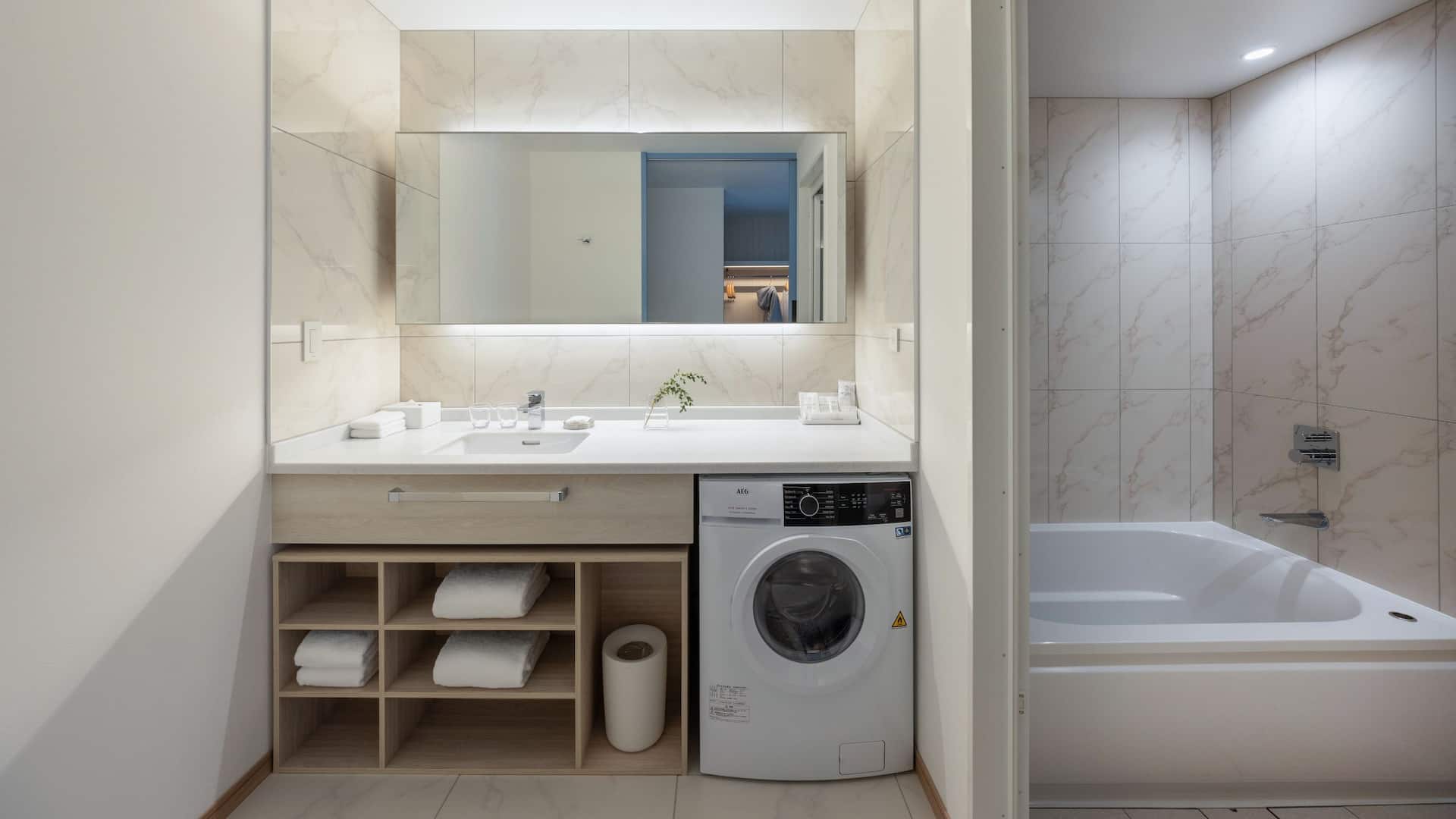 7 de 9 Hyatt House Tokyo Shibuya Bathroom Bathtub Washing Machine