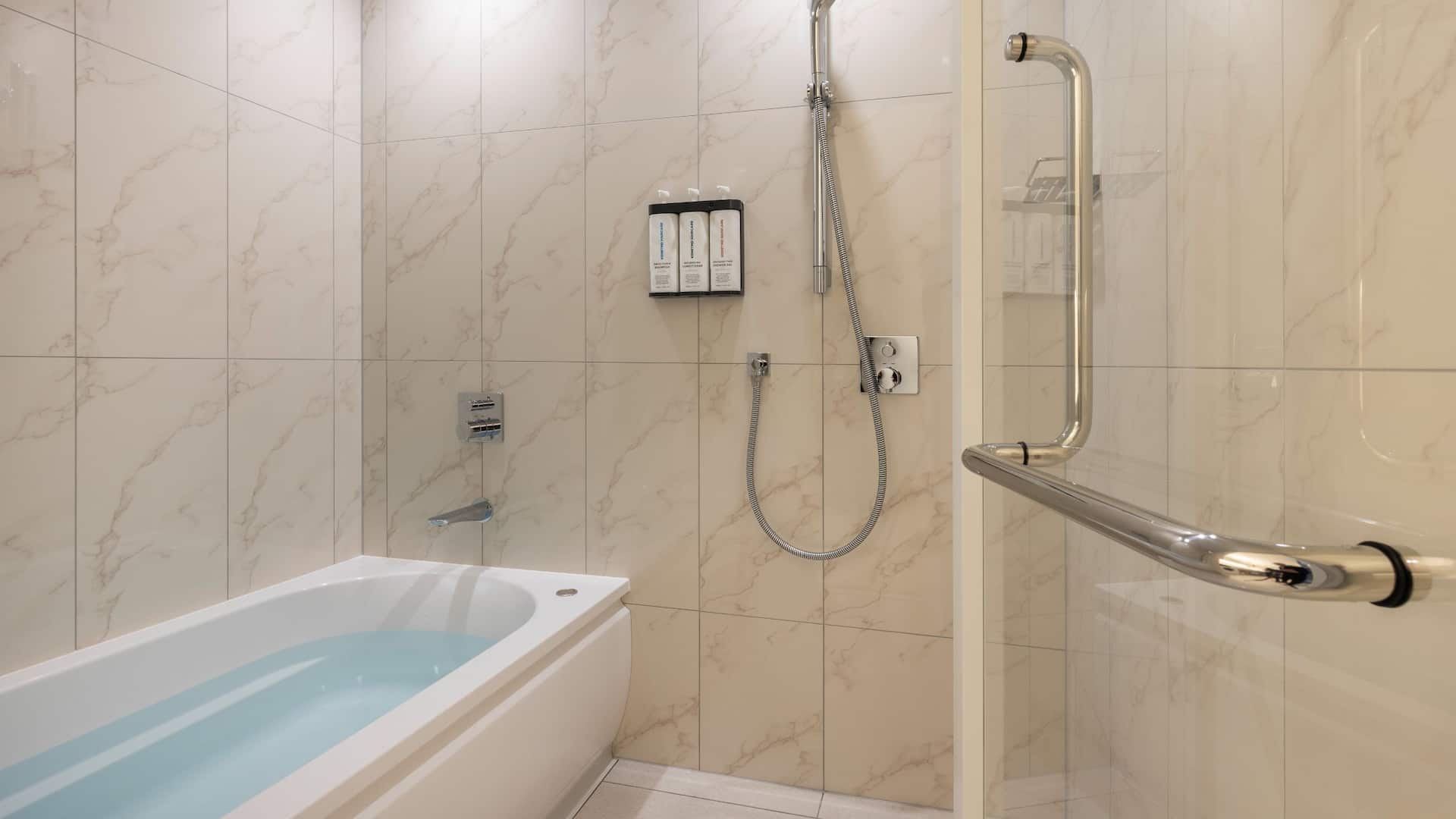 7 de 7 Hyatt House Tokyo Shibuya Bathroom Bathtub Shower