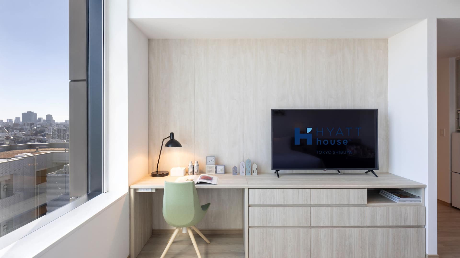 5 de 9 Hyatt House Tokyo Shibuya Twin Deluxe Guestroom Desk Area