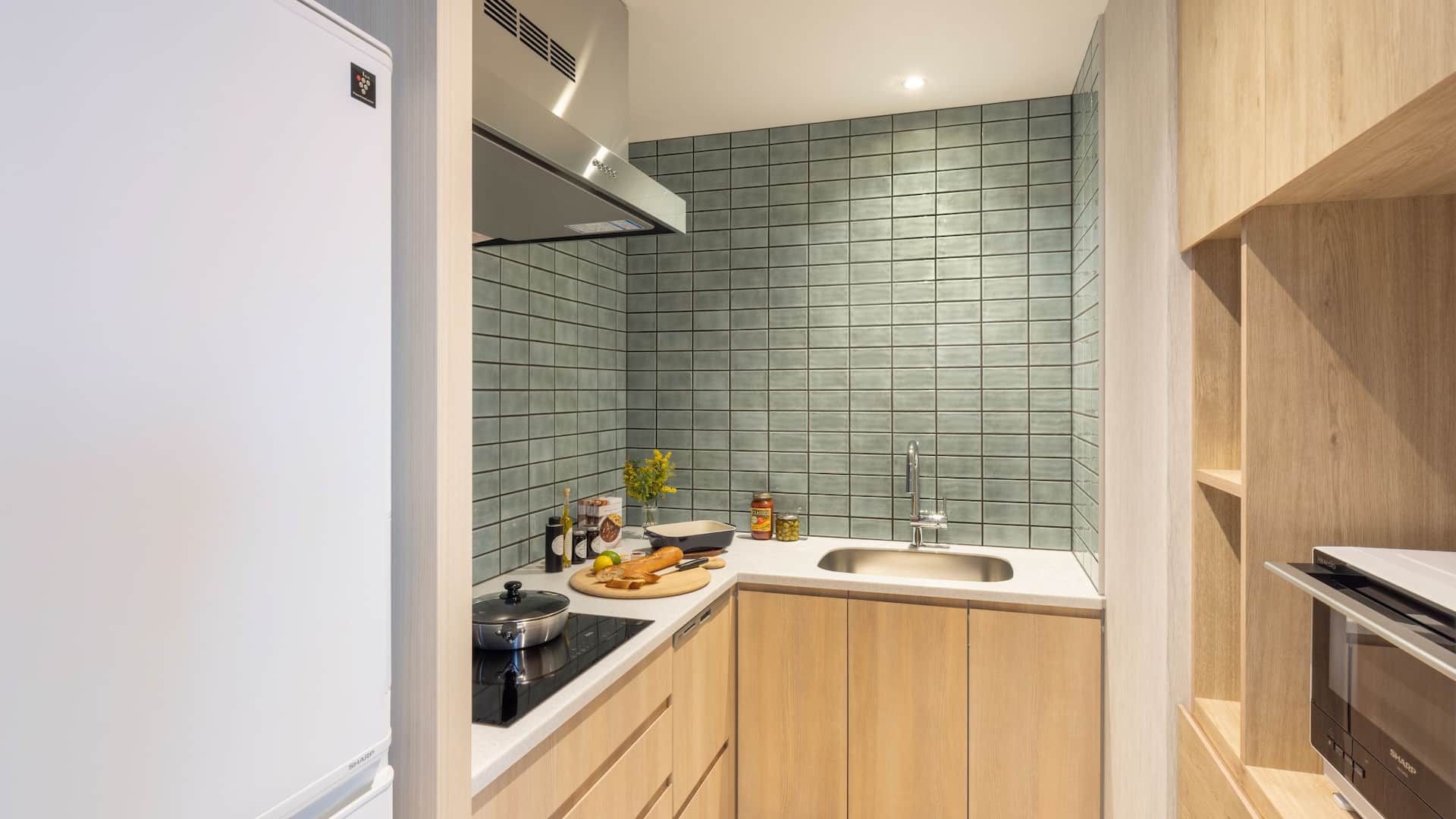 3 de 7 Hyatt House Tokyo Shibuya King Suite Deluxe Kitchen