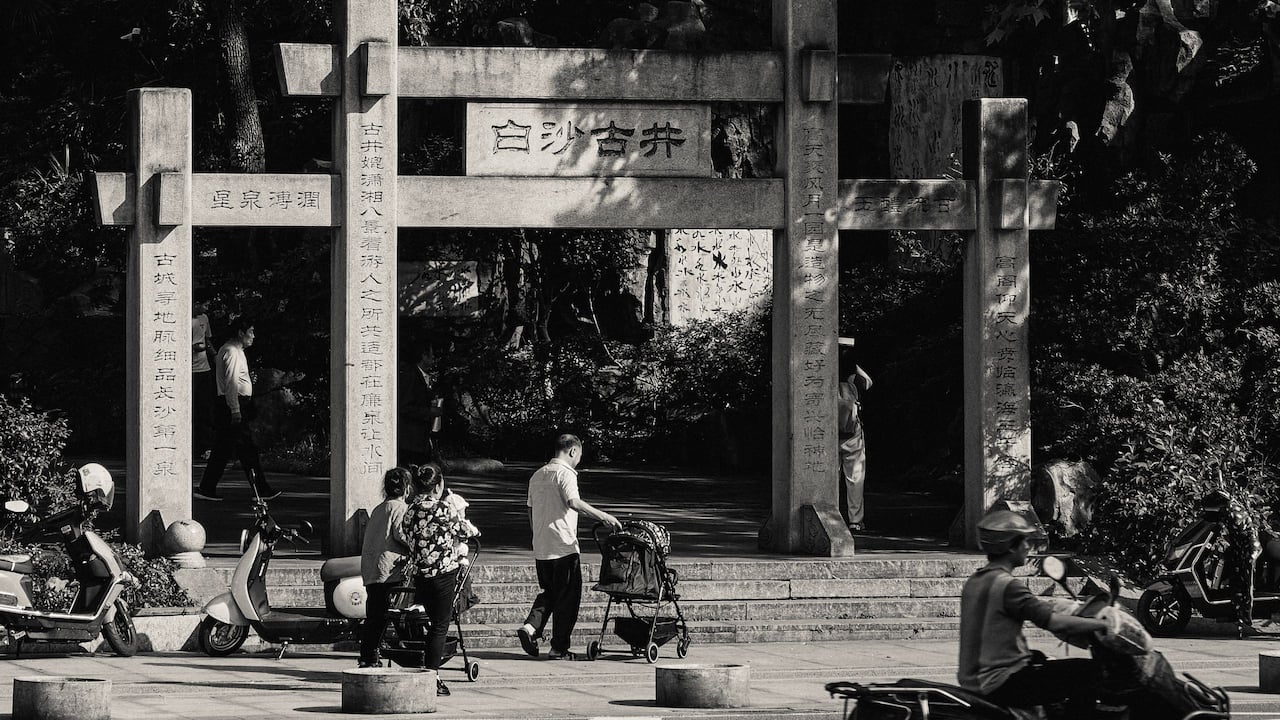 Destination Baisha Black And White