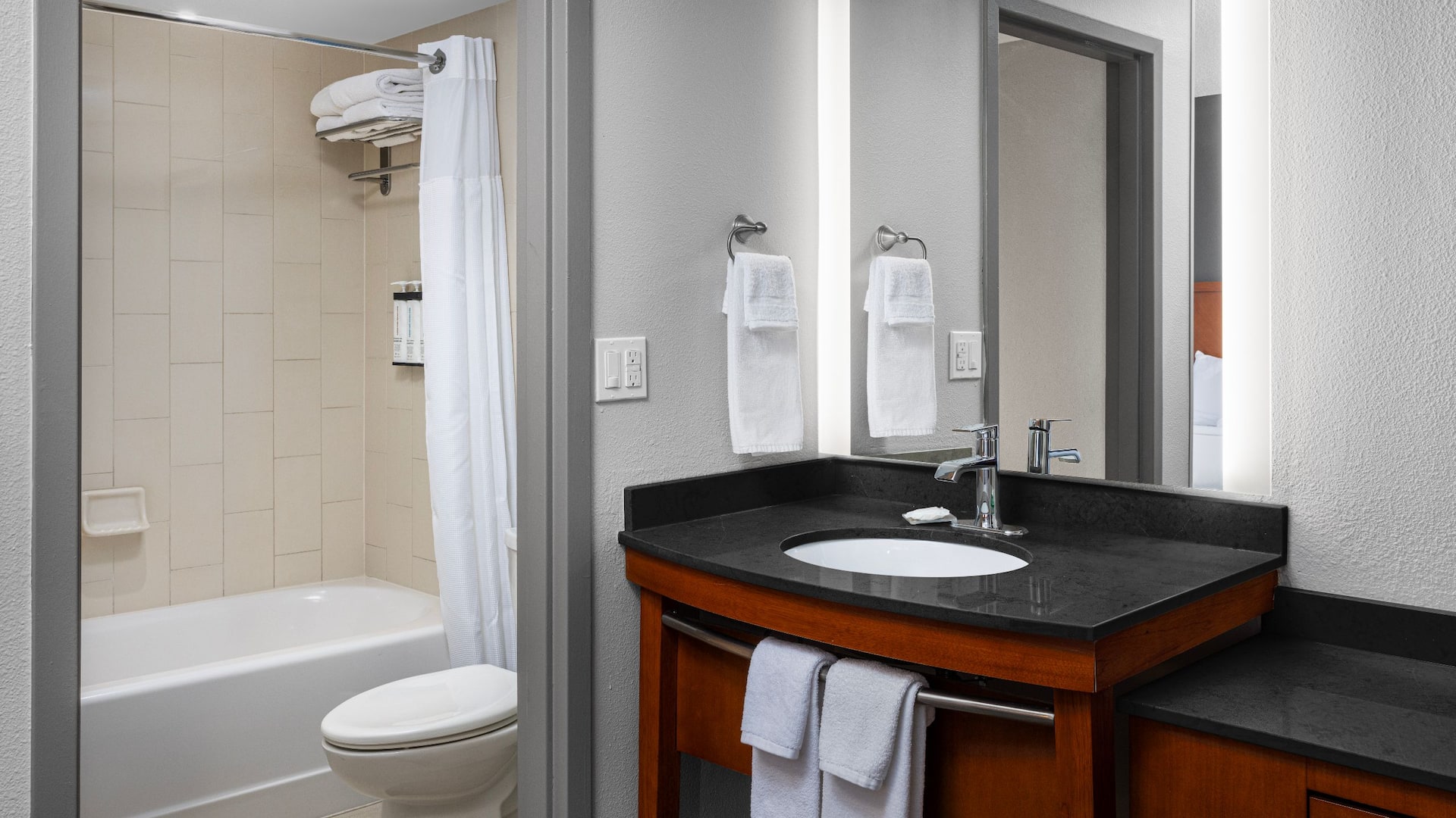 6/6 Hyatt Place Columbus/Dublin Guest Bathroom Tub