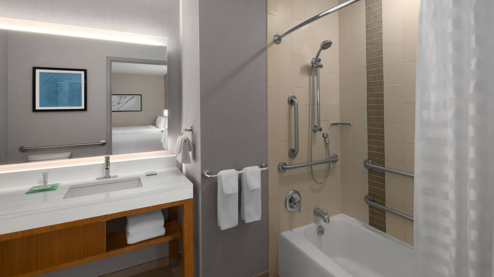 6 de 6 Hyatt Place Denver/Cherry Creek Qdht Mobility Tub