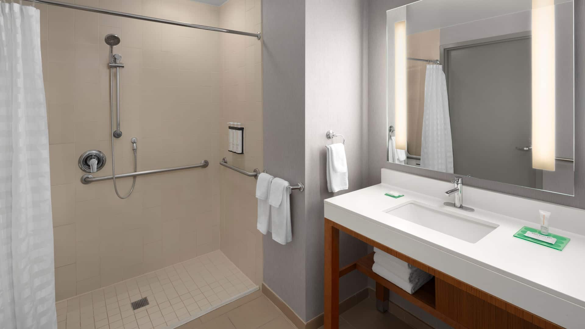 1 de 5 Hyatt Place Denver/Cherry Creek Roll-In Shower Accessible Bathroom