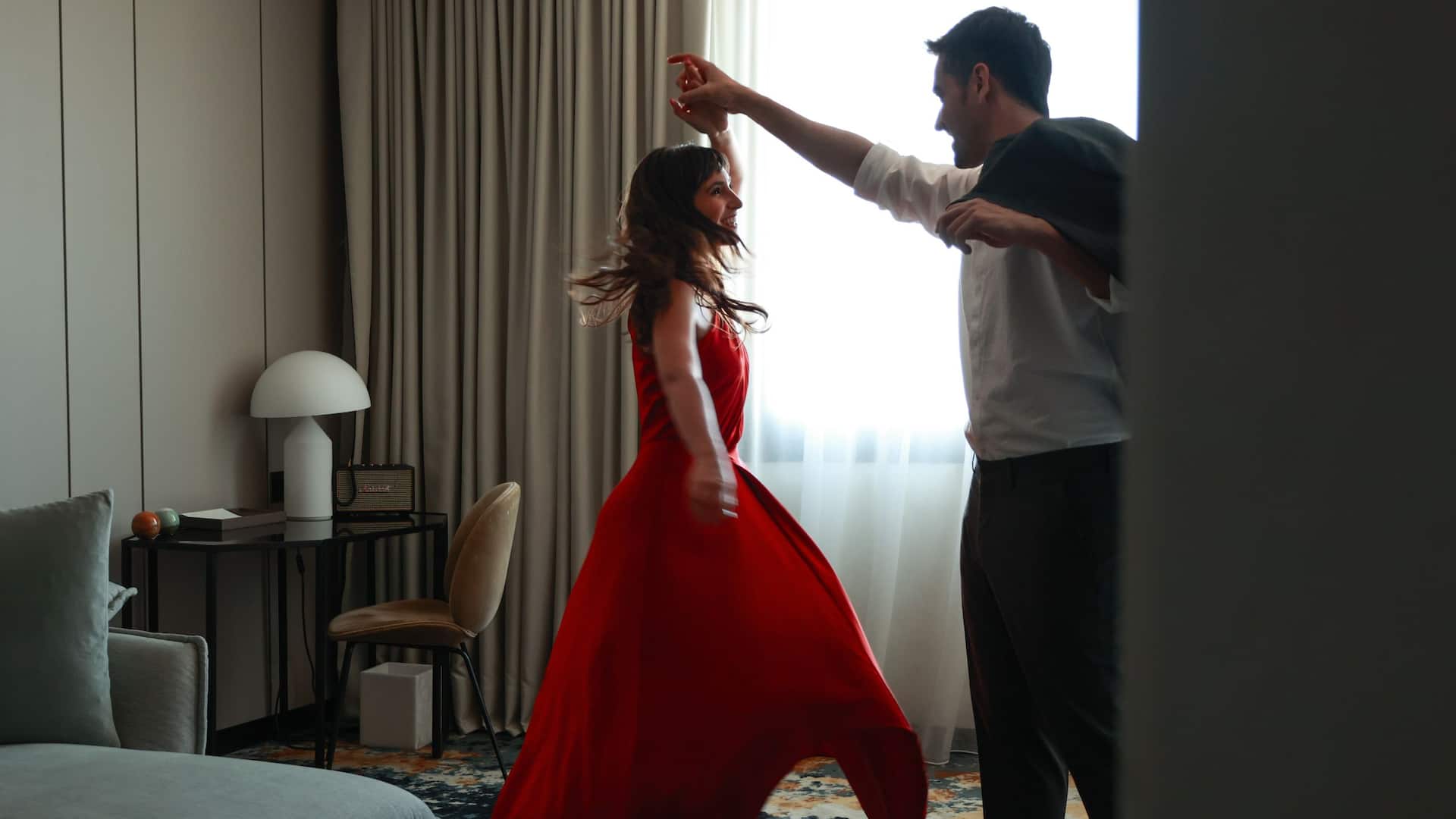 8 из 11 Grand Hyatt Barcelona Couple Dancing In Room