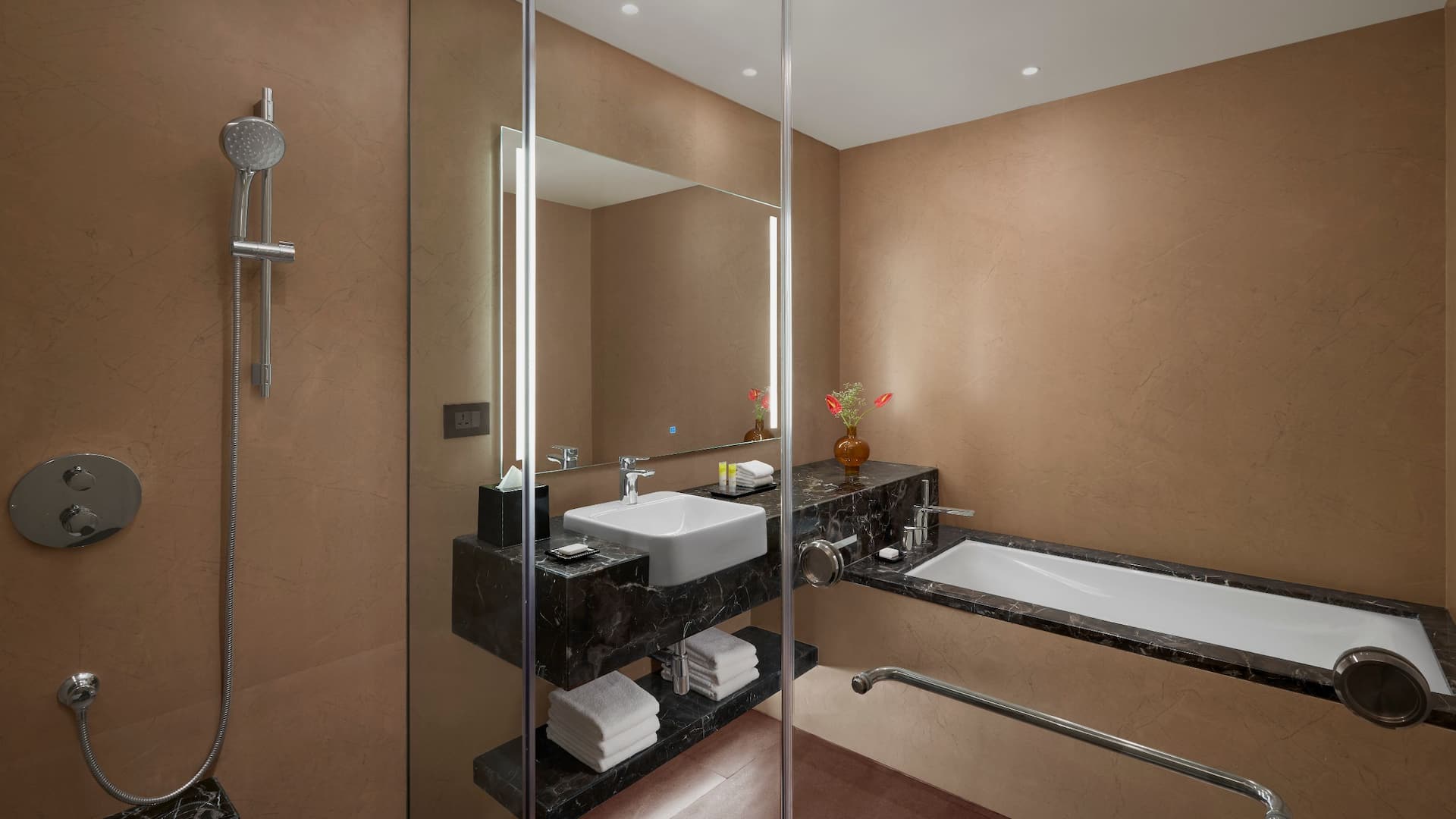 4 de 4 Hyatt Place Aurangabad Airport One Bedroom King Suite Balcony Bath