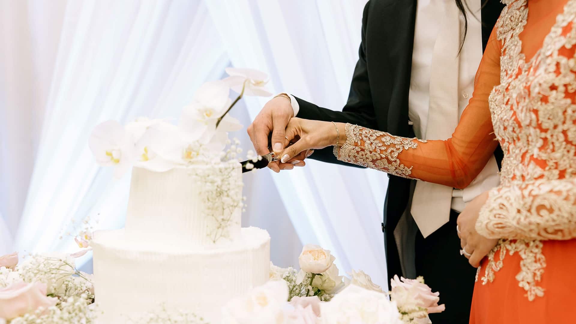 Hyatt Regency Lake Washington at Seattle's Southport Couple Cutting Cake