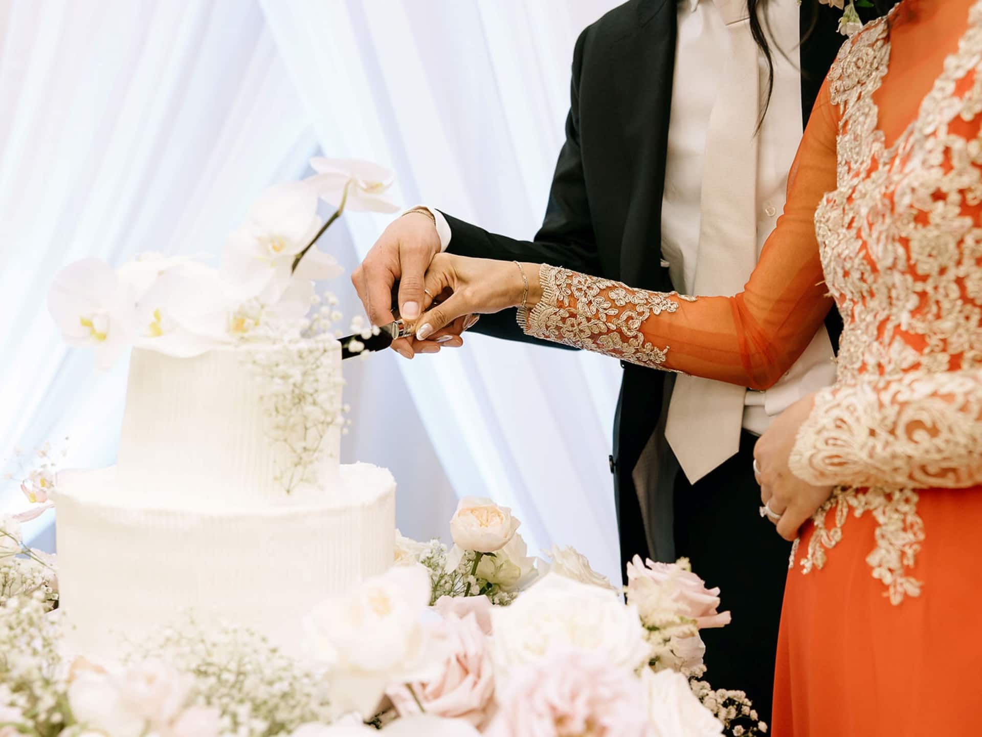 Hyatt Regency Lake Washington at Seattle's Southport Couple Cutting Cake