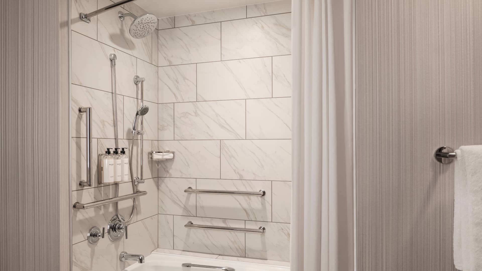 2 de 2 Grand Hyatt Atlanta in Buckhead 1 King Bed Accessible Tub