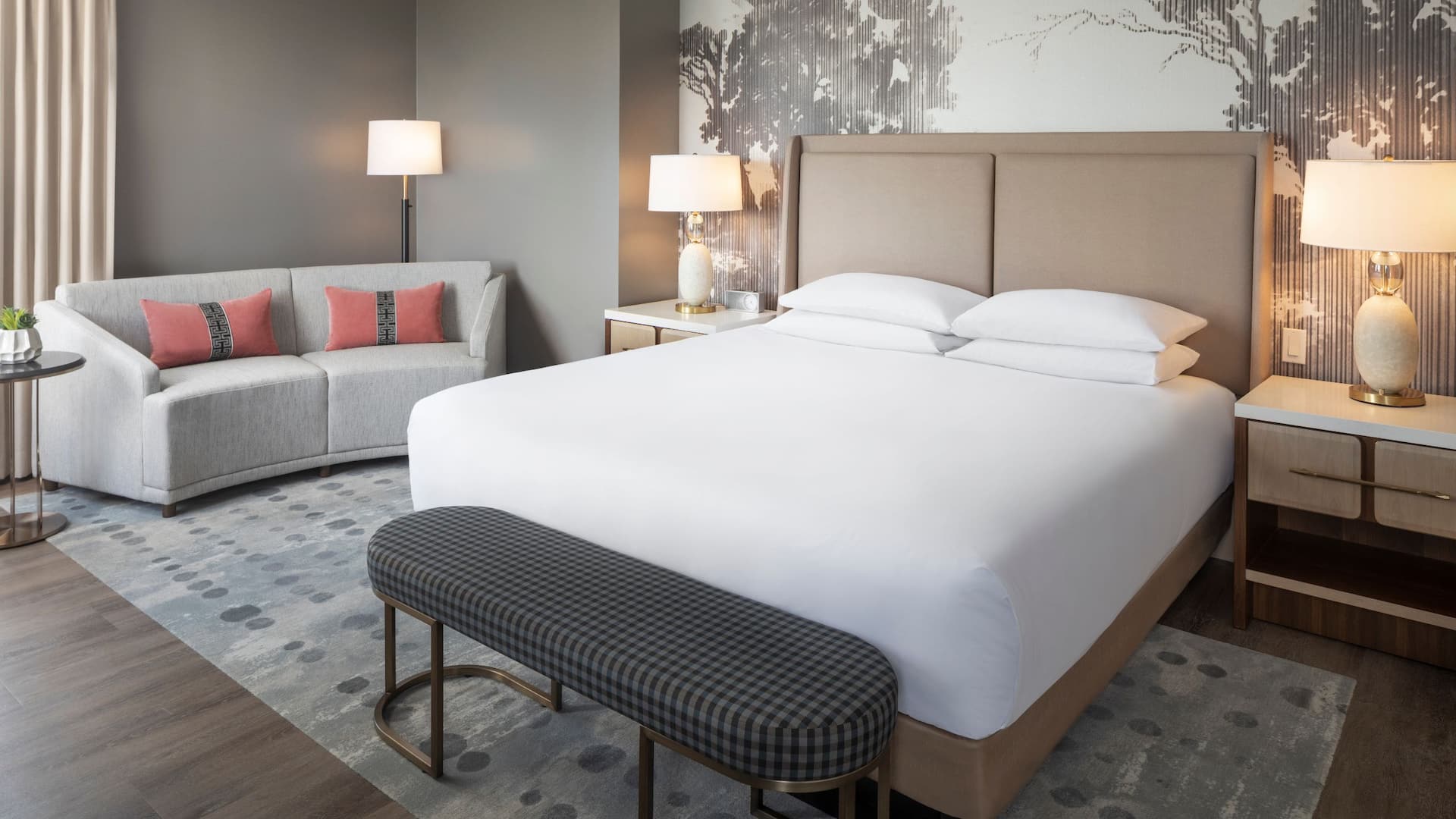 2 de 3 Grand Hyatt Atlanta in Buckhead One King Bed Corner With Couch