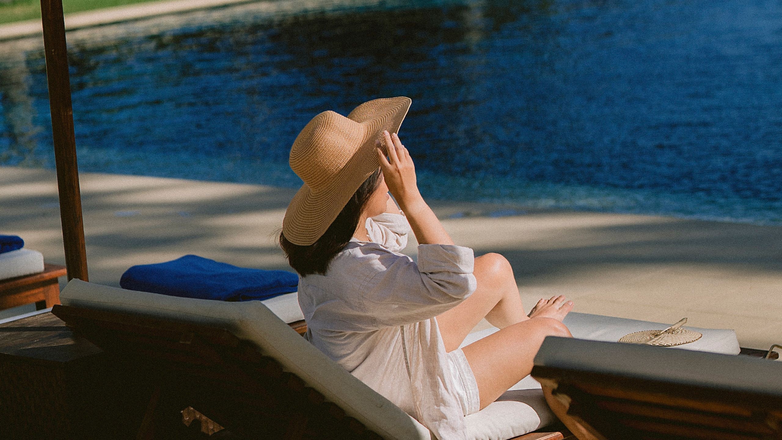 Alila Manggis Woman By The Pool Sitting