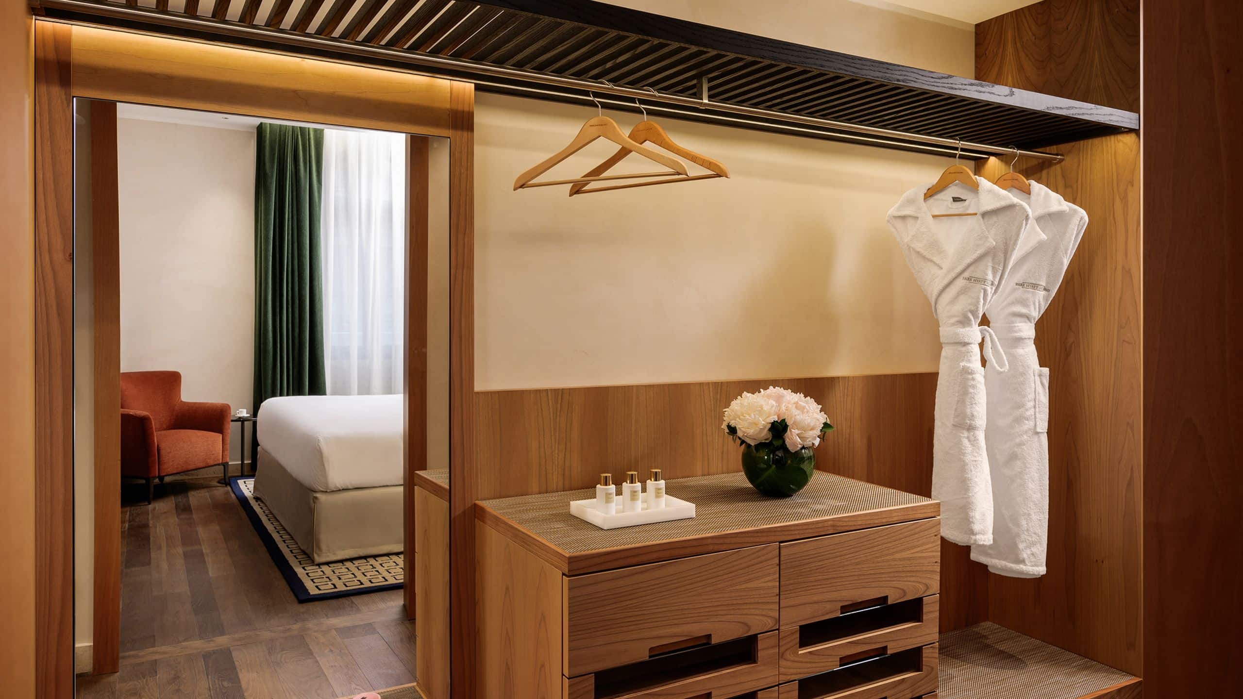 第 5，共 10 Park Hyatt Milan Terrace Suite Walk In