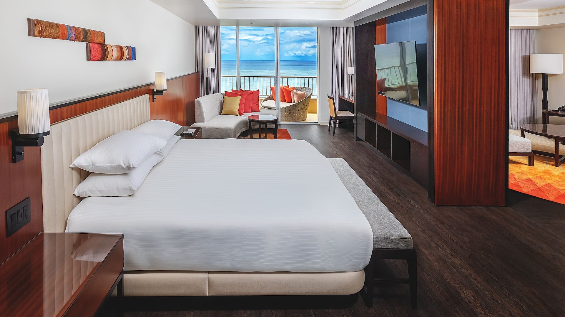 1 de 4 Hyatt Regency Guam Regency Suite King Bedroom