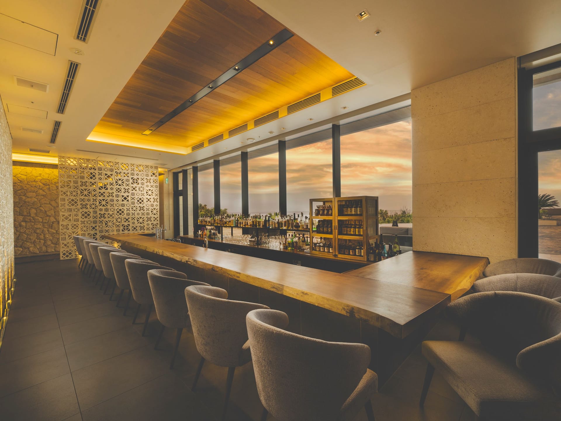 Hyatt Regency Seragaki Island, Okinawa Shirakachi Bar