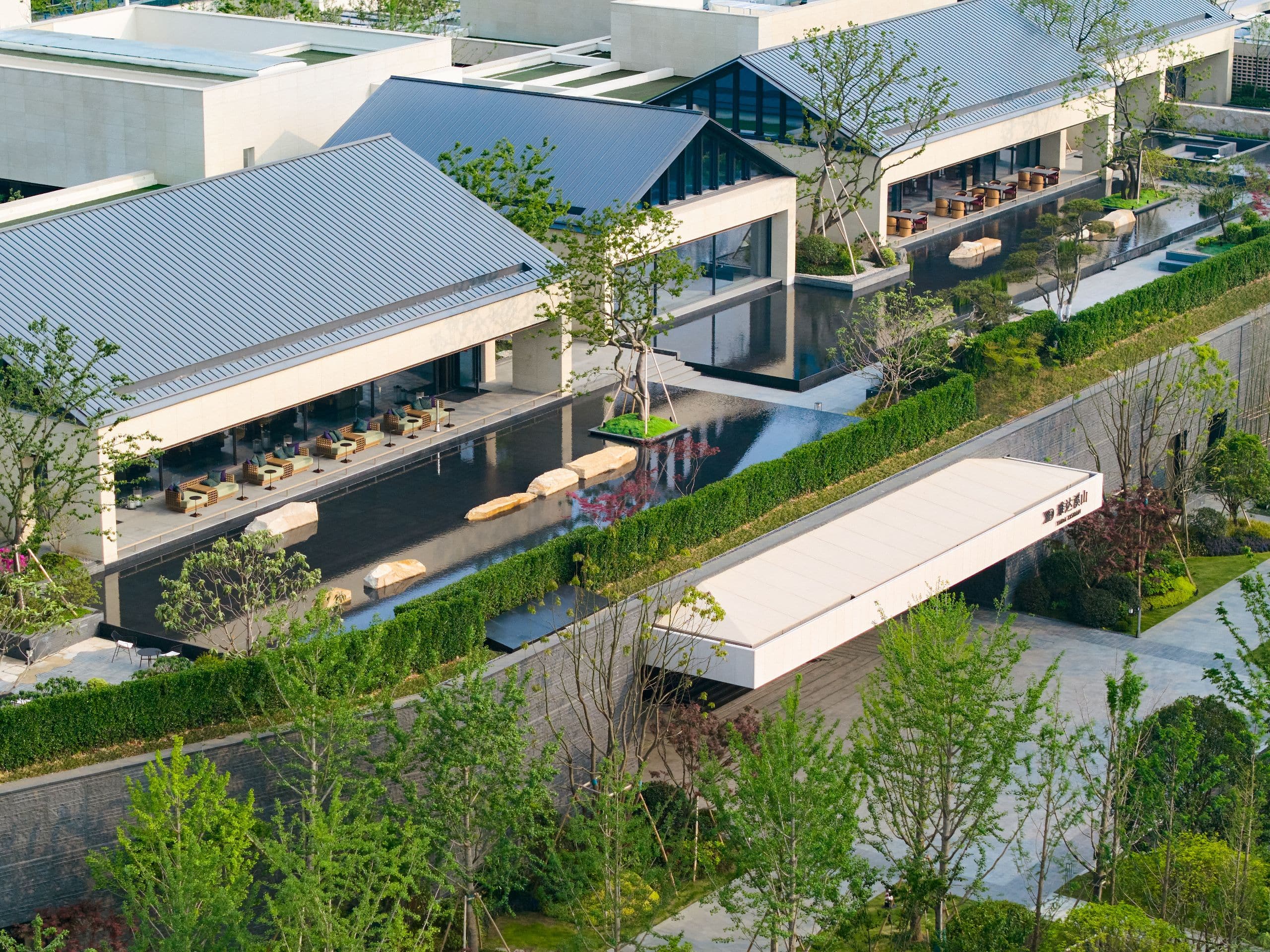 WUXUB-P0073-Overlook-Hotel-