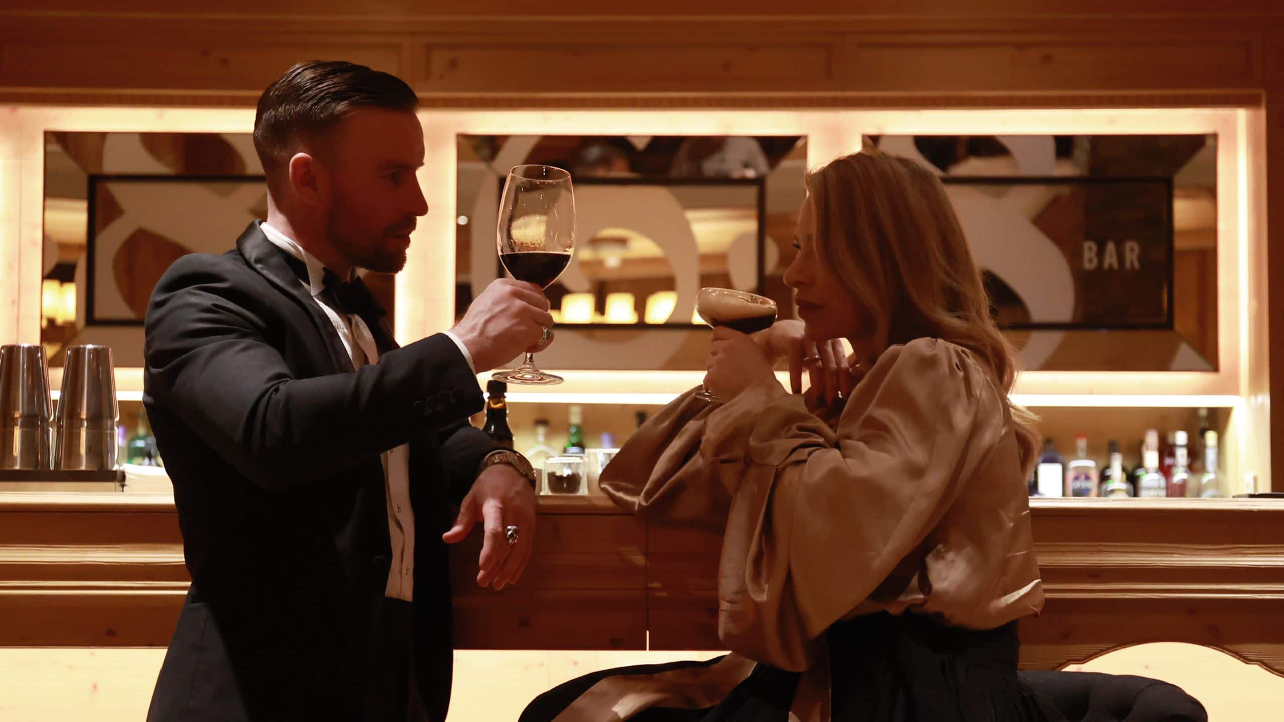 Hotel Flüela Davos 1868 Bar Friends Toast