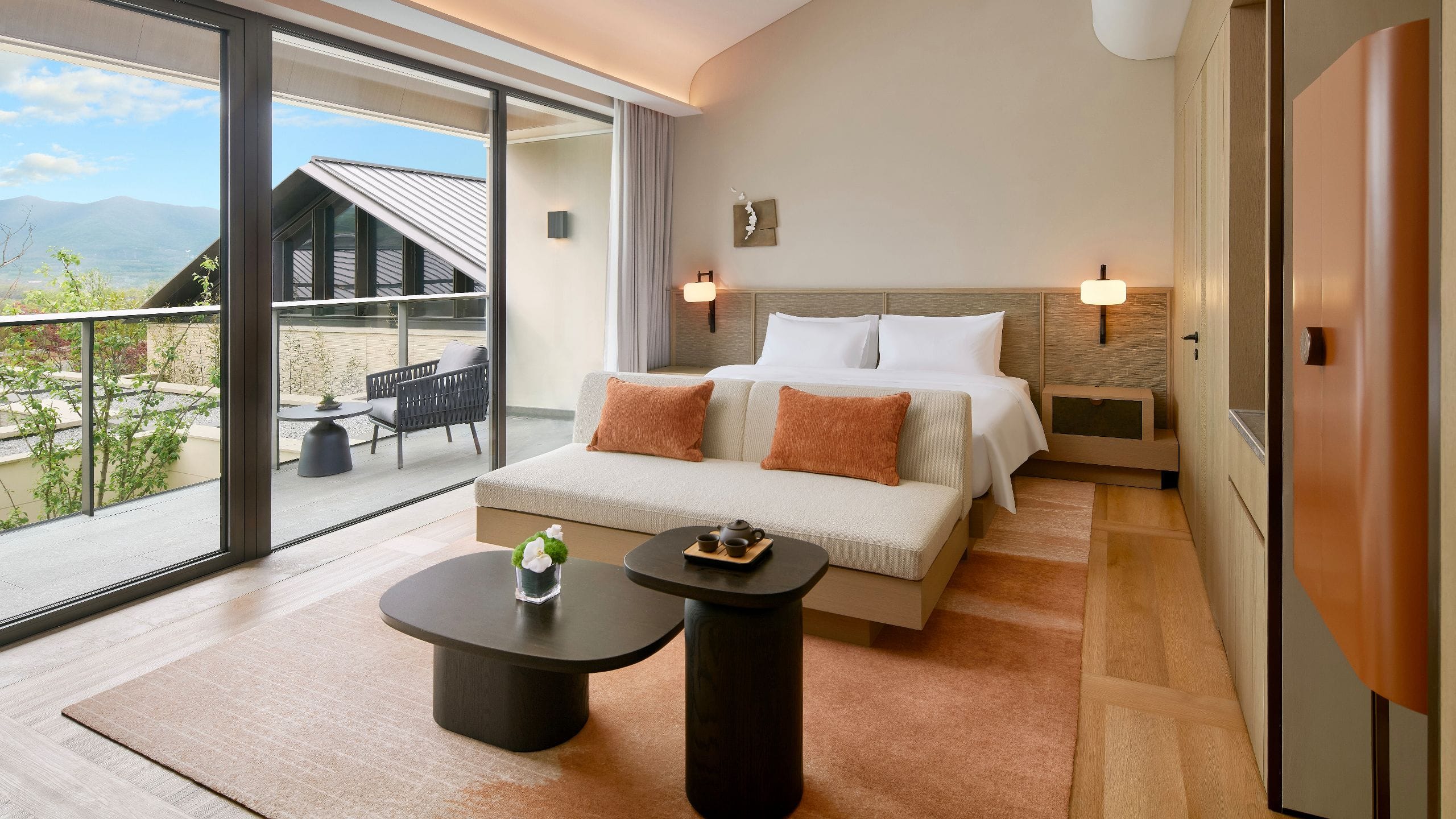 1 of 2 Yada Xishan Hotel Yixing King Room Balcony