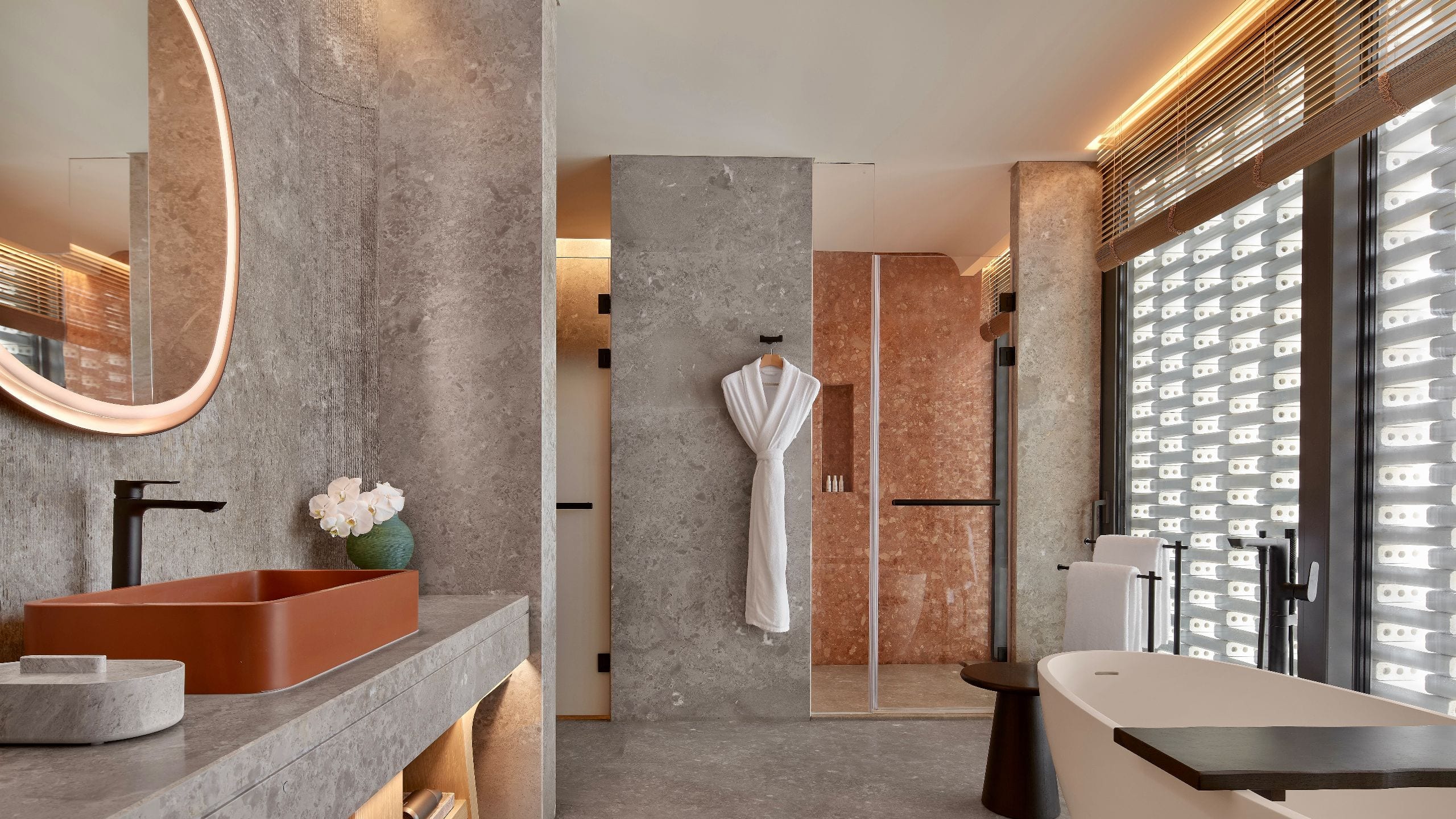 2 of 2 Yada Xishan Hotel Yixing King Room Balcony Bathroom