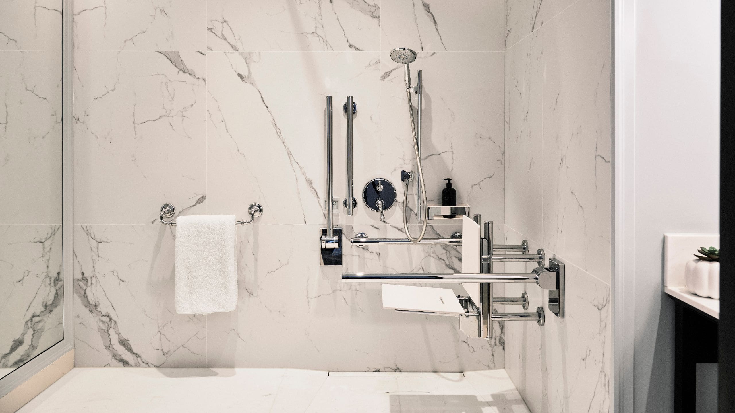 第 2，共 6 Park Hyatt London River Thames Room King Accessible Bathroom