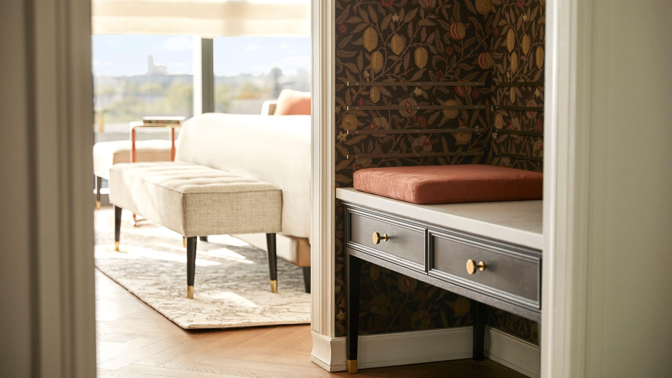 第 4，共 6 Park Hyatt London River Thames Room King Interior Luggage Rack