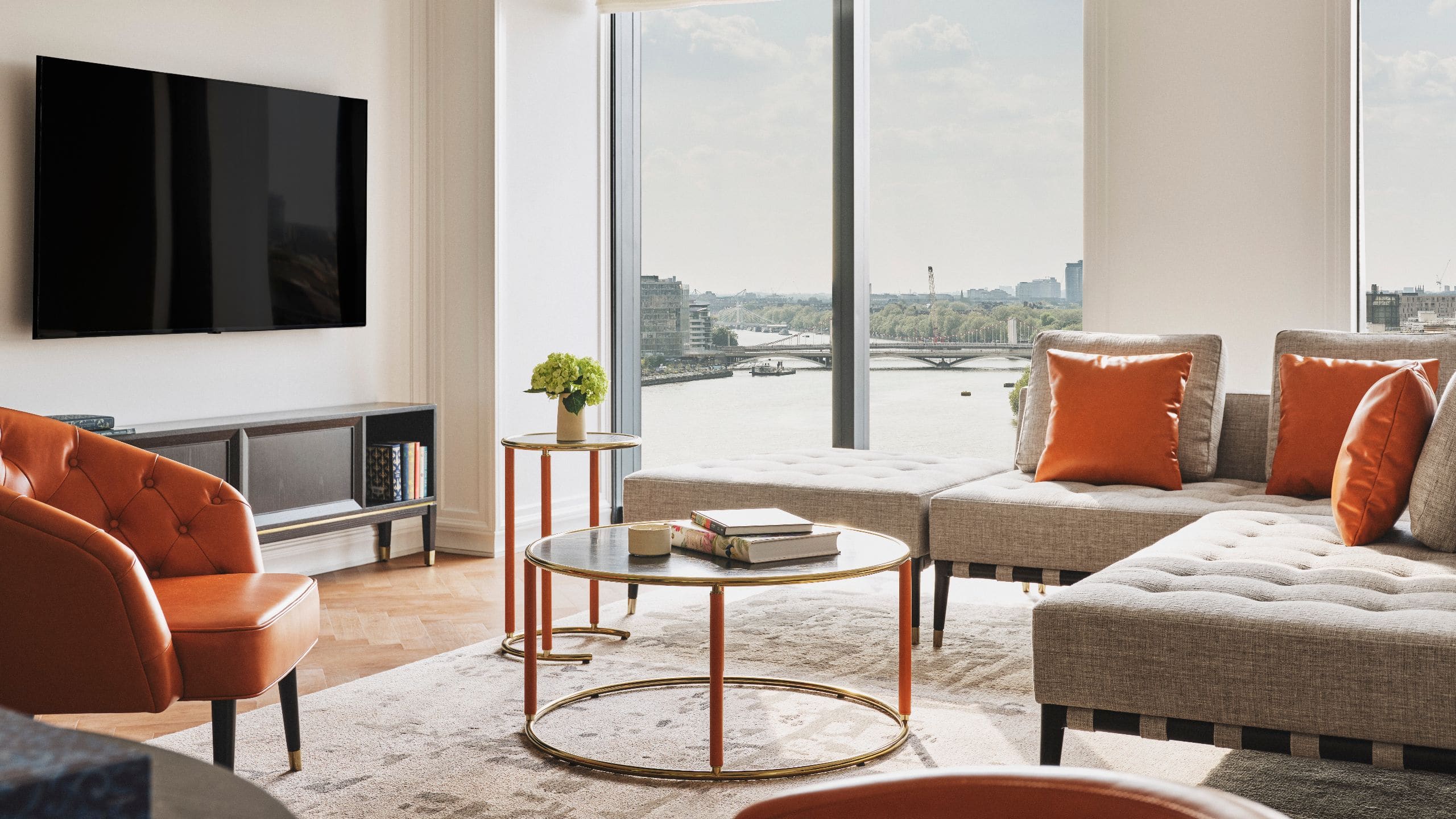 第 3，共 6 Park Hyatt London River Thames Suite Park Deluxe Living Room View