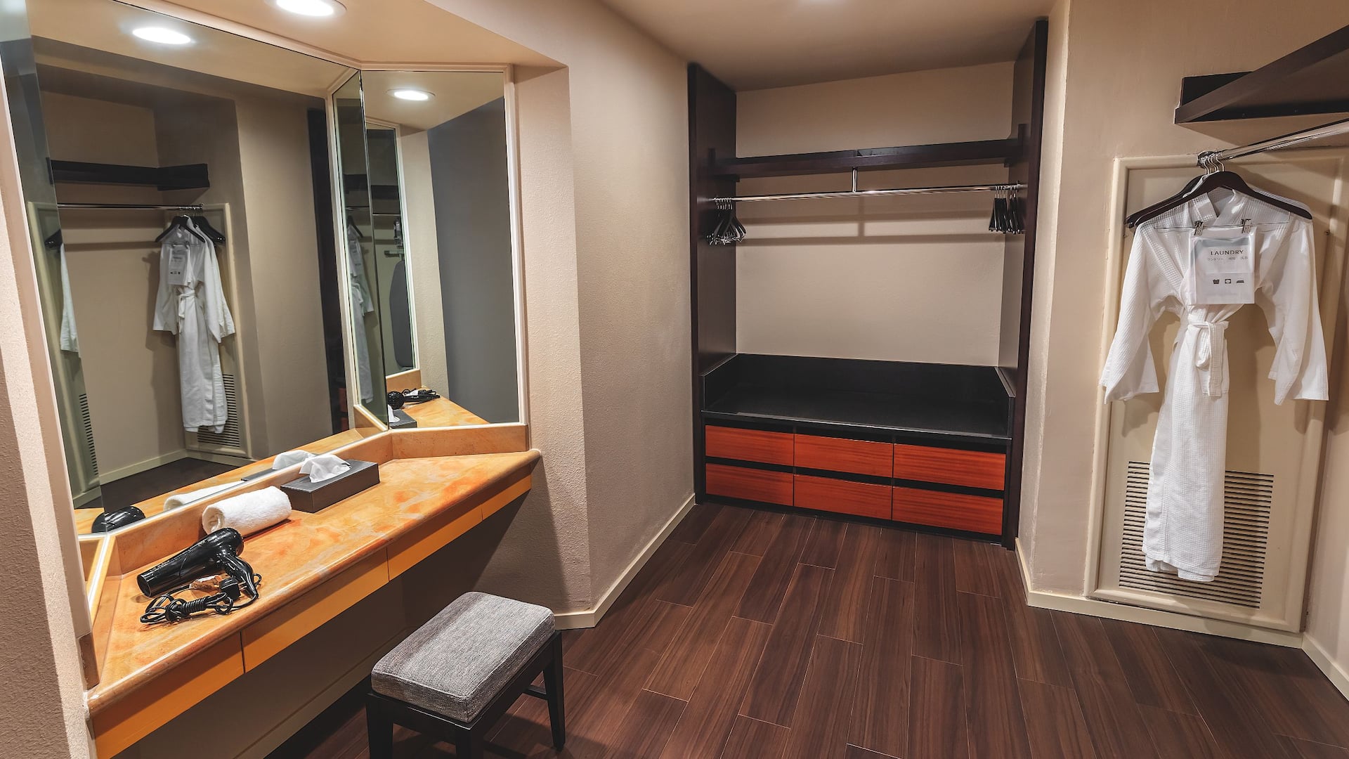 3 de 4 Hyatt Regency Guam Regency Suite Closet
