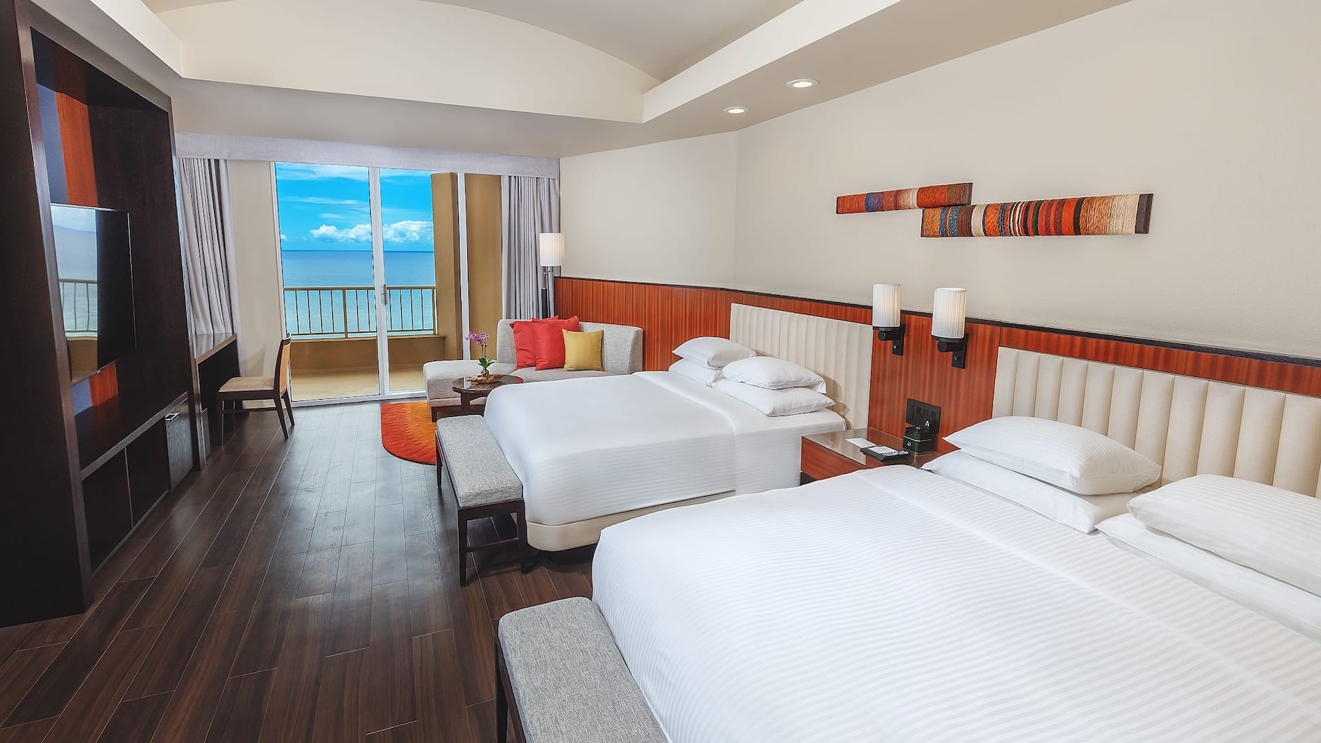 1 de 4 Hyatt Regency Guam Regency Executive Suite Twin Bed