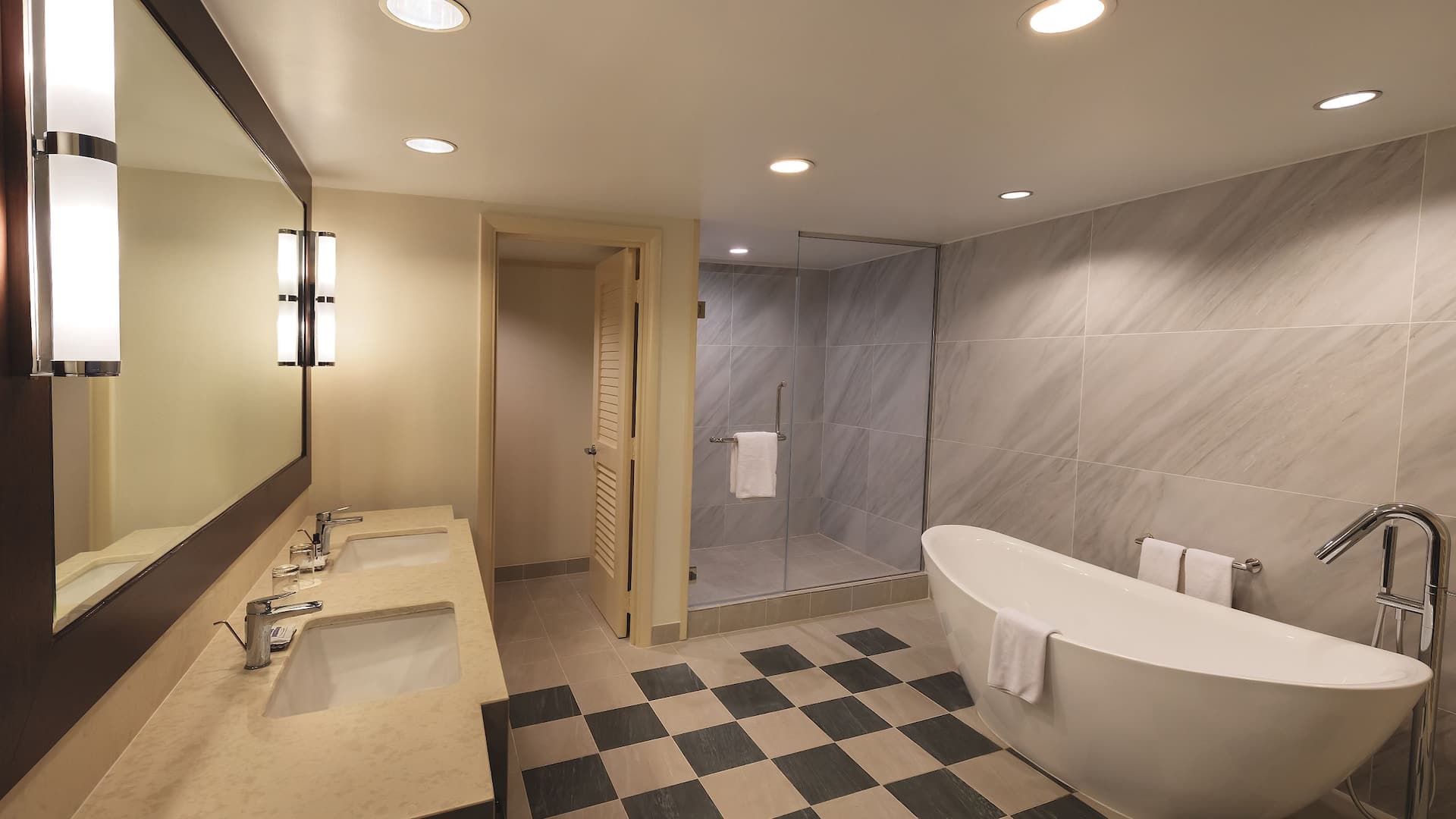 2 de 4 Hyatt Regency Guam Regency Suite Bathroom