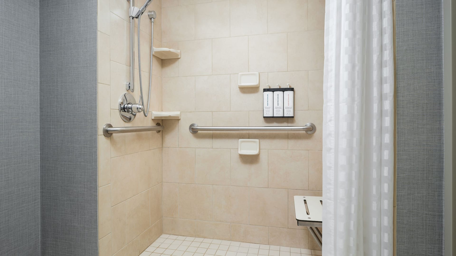 2 из 3 Hyatt Place Grand Rapids-South Ada Roll In Shower
