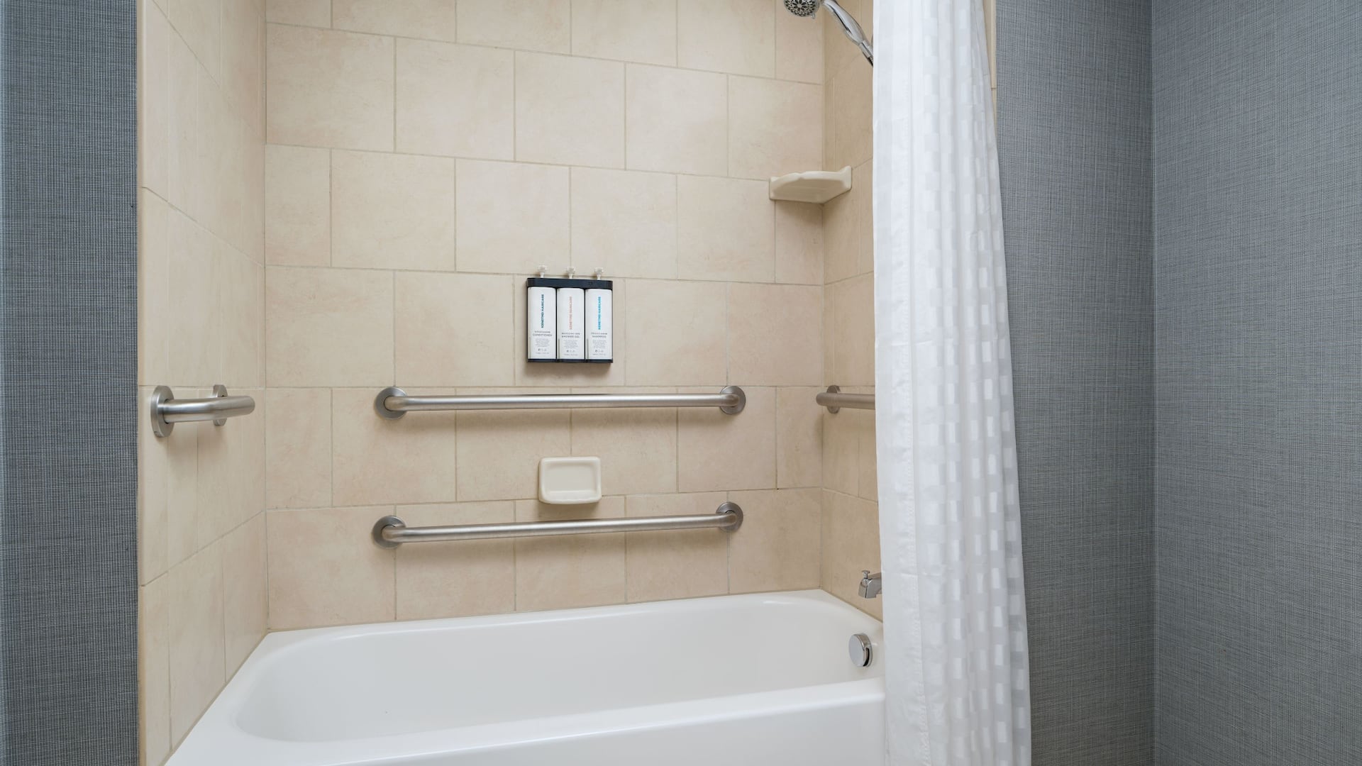 5 из 6 Hyatt Place Grand Rapids-South Ada Bathroom Tub