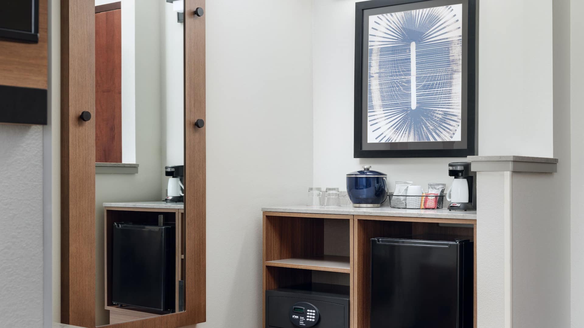 Hyatt Place Grand Rapids-South Guest Room Wet Bar
