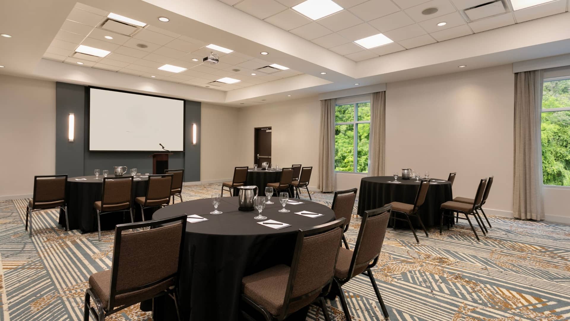 2 of 5 Hyatt Place Manatí Round Table
