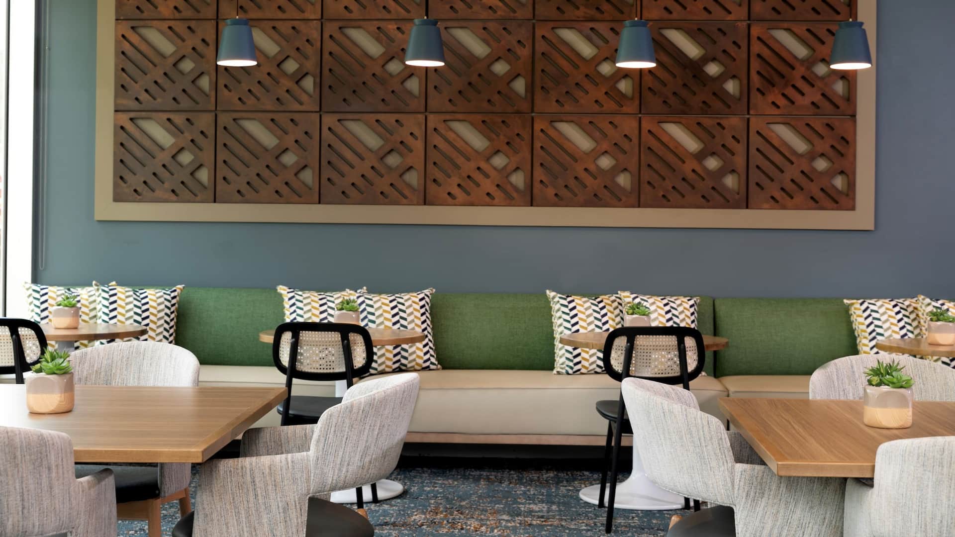 Hyatt Place Manatí Sunroom Lobby