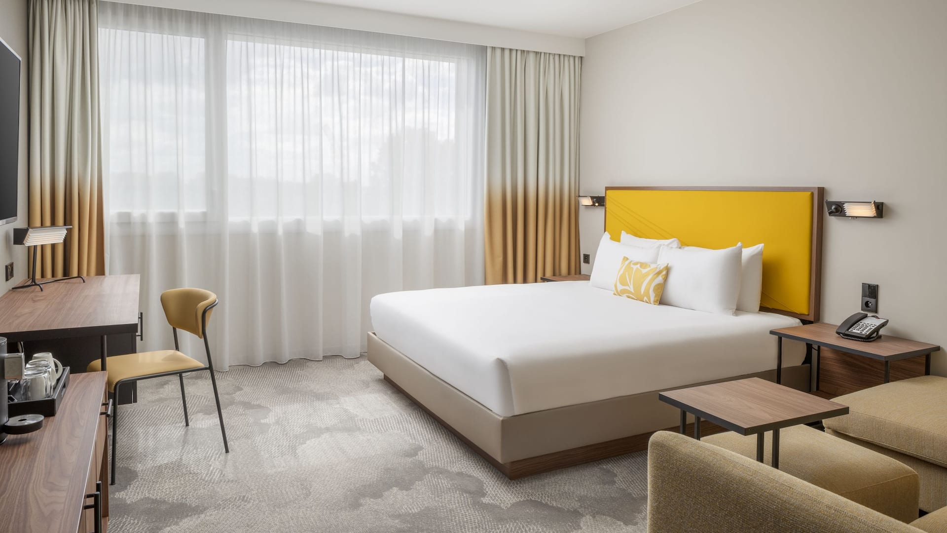 7/8 Hyatt Place Paris Charles de Gaulle Airport Kngx King Room Closed Curtains