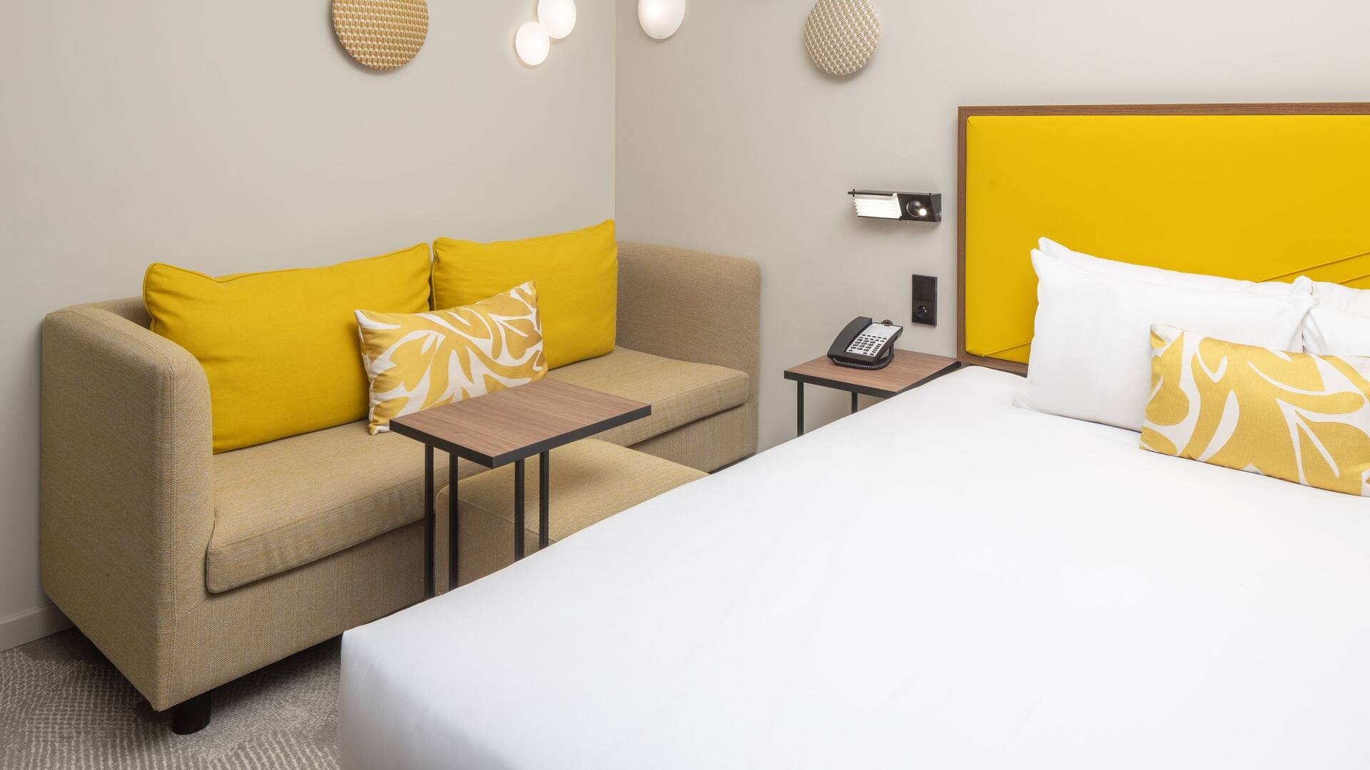 4/6 Hyatt Place Paris Charles de Gaulle Airport Qunx Queen Room Sofa