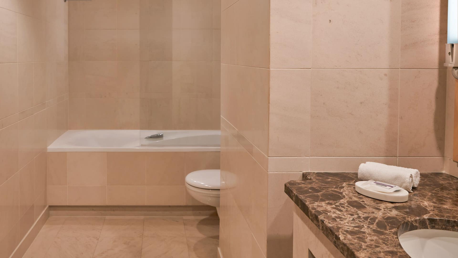 4 de 5 Hyatt Regency Nice Palais de la Méditerranée Queen Bathroom