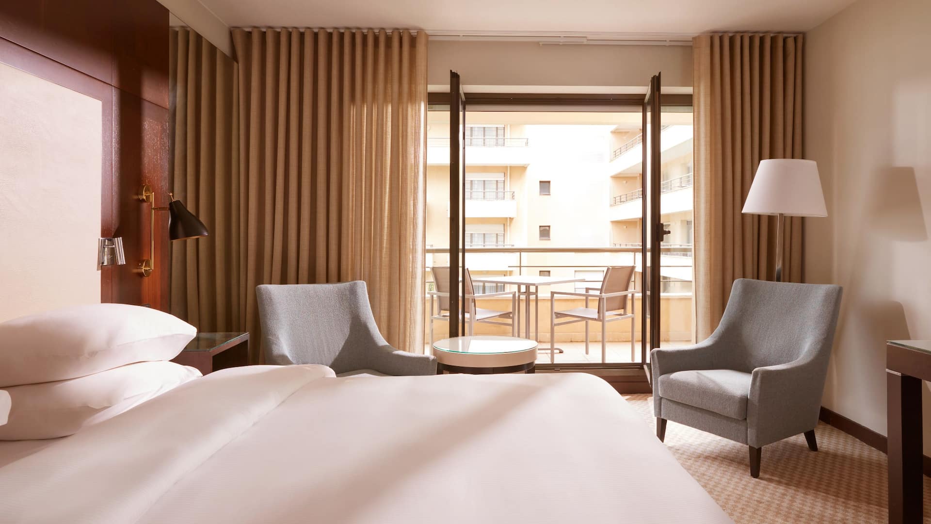 1 de 5 Hyatt Regency Nice Palais de la Méditerranée King Bedroom Overview