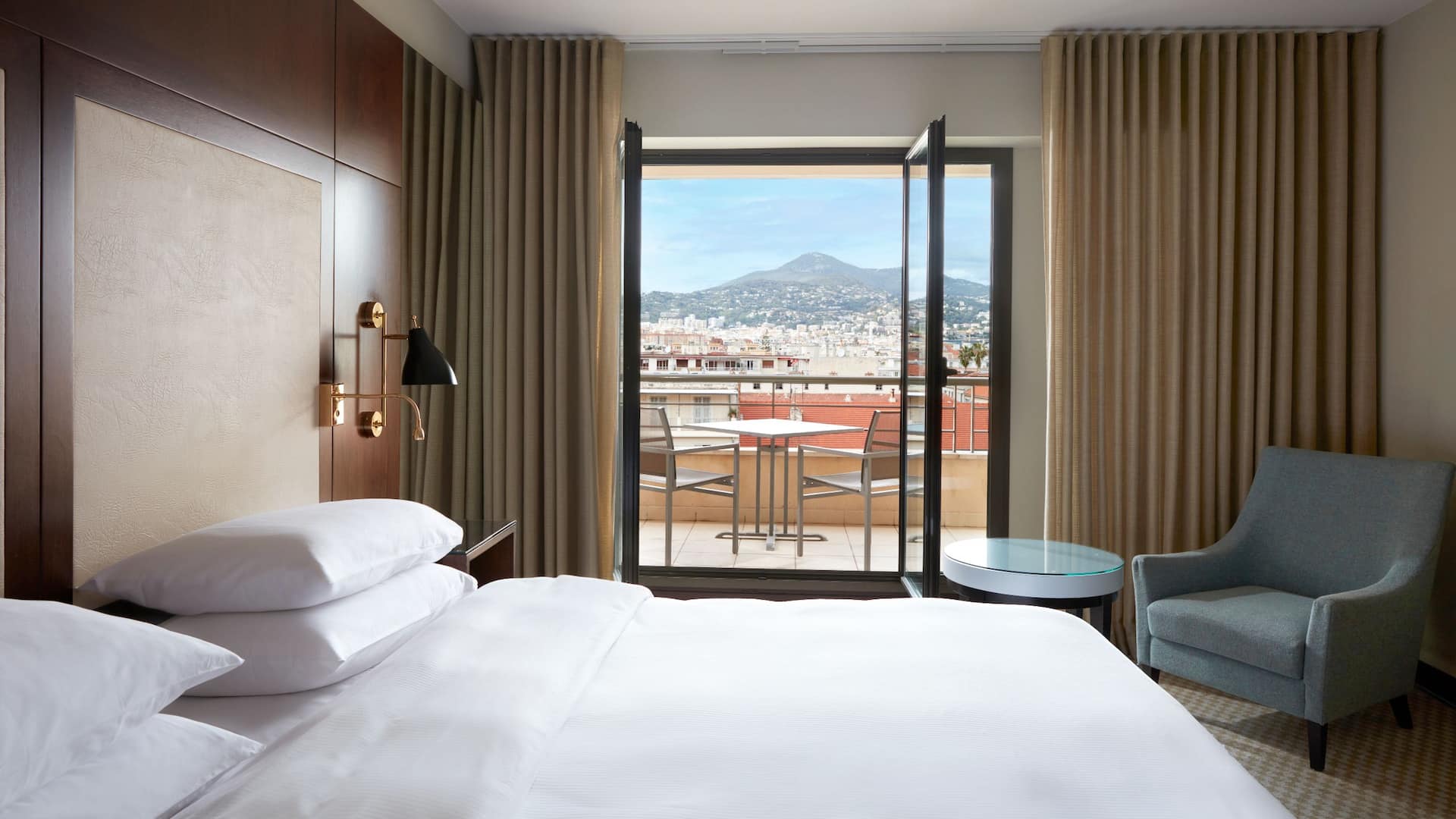 1 de 5 Hyatt Regency Nice Palais de la Méditerranée King Mountain View Room Overview