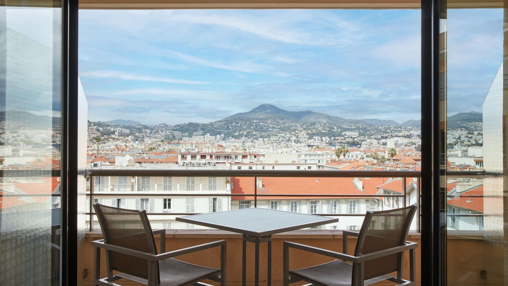 1 de 5 Hyatt Regency Nice Palais de la Méditerranée King Mountain View Terrace View