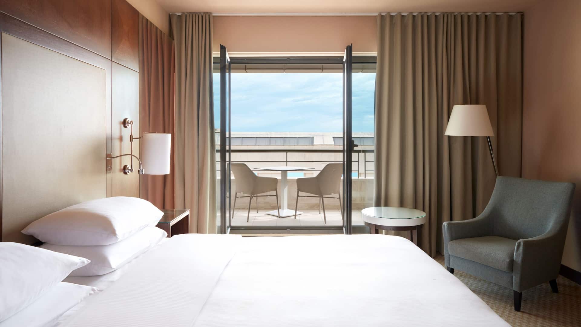 1 de 5 Hyatt Regency Nice Palais de la Méditerranée King Partial Sea View Room