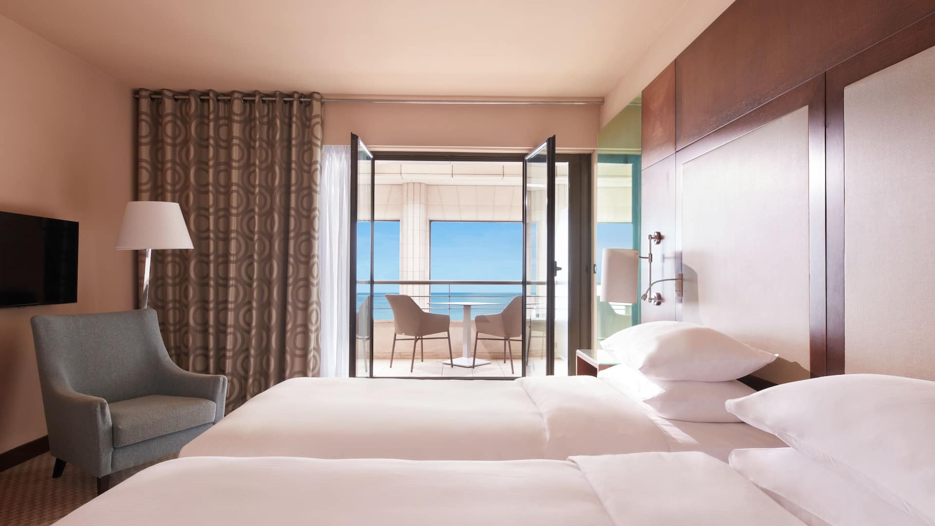 1 de 6 Hyatt Regency Nice Palais de la Méditerranée Twin Sea View Bedroom Overview
