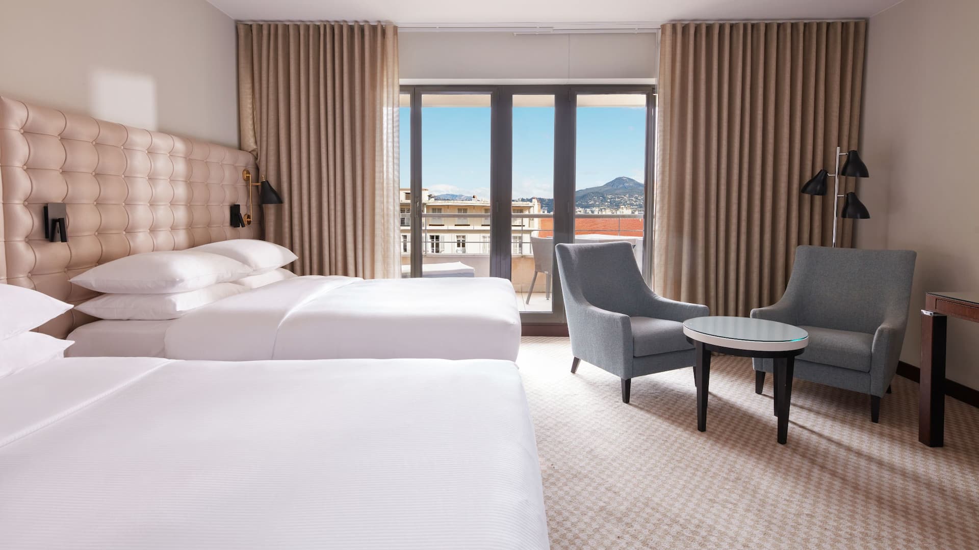 2 de 5 Hyatt Regency Nice Palais de la Méditerranée Queen Deluxe Room Overview
